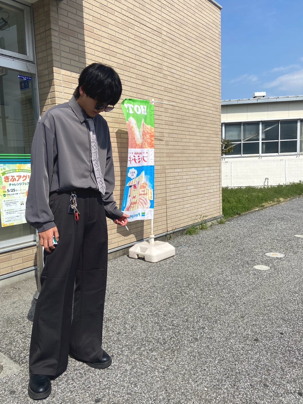 「ラフコーデ、今日のコーデ、大人カジュアル、キレイめ」｜「cussilの【cussil/クシル】TRストレッチルーズシルエットハイウエストフレアパンツ（スラックス、ブラック系）」を使った、そば粉さん（メンズ・170cm）の春コーディネートの1枚目の写真