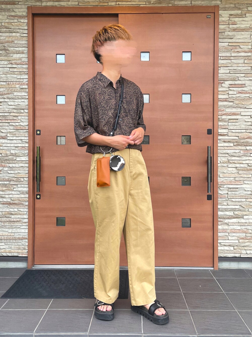 「大人コーデ、タックイン、ワイドパンツ、柄シャツ、ペイズリー柄、リングショルダー、オーバーサイズ、プチプラコーデ、カジュアルコーデ、キレイめ、ビックシルエット、シンプルコーデ、サンダル、ラフ、お洒落さんとつながりたい」｜「ConfirmのConfirm / コンファーム 総柄プリントシャツSS（シャツ/ブラウス、ベージュ系）」を使った、ilh.さん（メンズ・178cm）の夏コーディネートの1枚目の写真