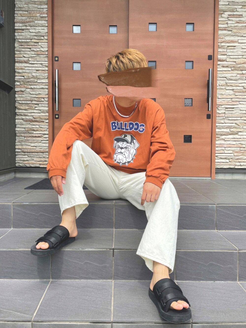 「ビッグシルエット、カジュアル、シンプル、ストリート、オレンジ、大学生、ワイドパンツ、プチプラ、ラフ、白パンツ、シンプルコーデ、ストリートMIX、kutir、flaner、プリントT」｜「PerushuのブルドッグプリントオーバーロンT（Tシャツ/カットソー、オレンジ系）」を使った、ilh.さん（メンズ・178cm）の秋コーディネートの1枚目の写真