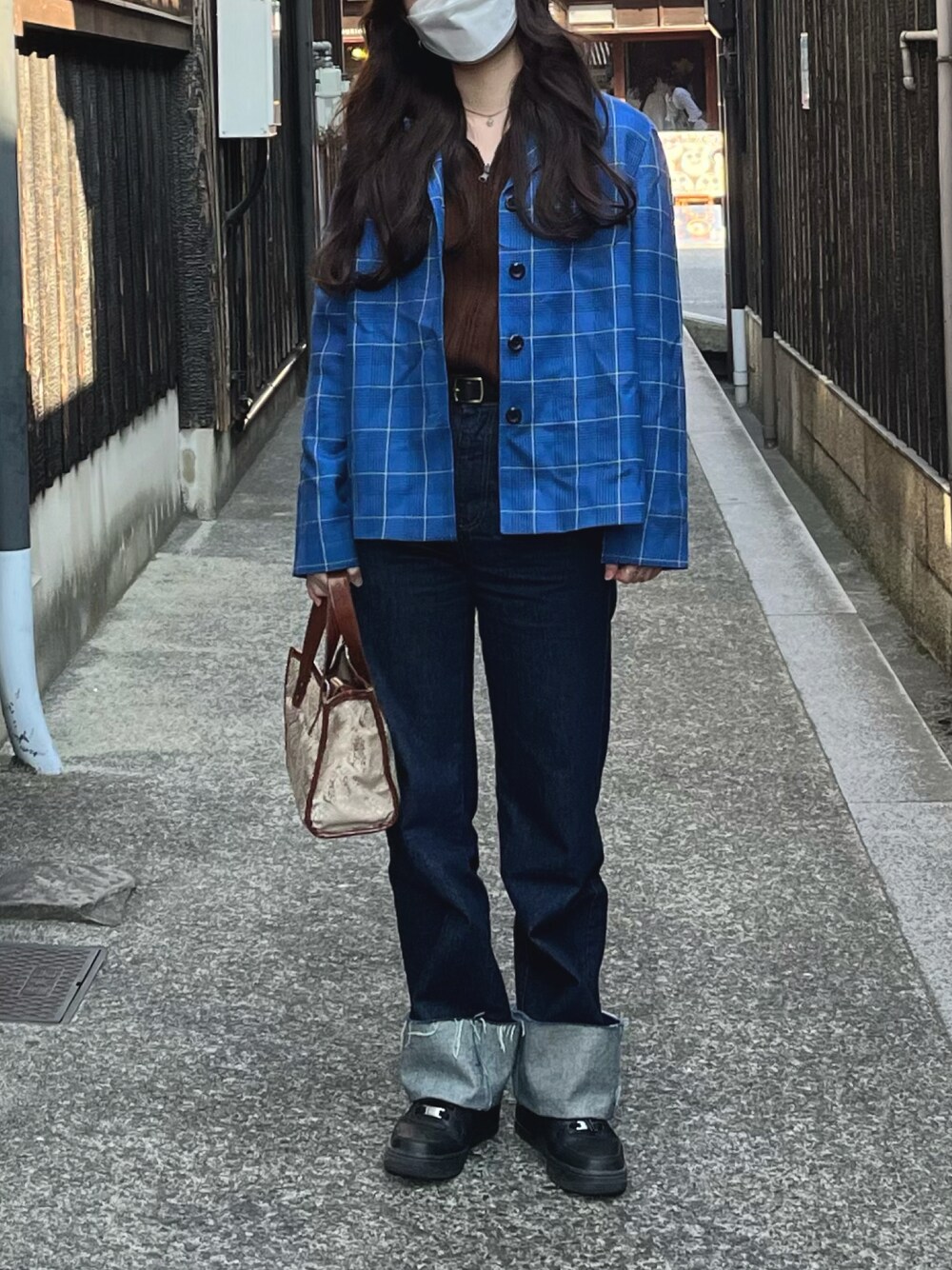 「LACOSTEのアイテム（ニット/セーター、ブラウン系）」を使った、xiepm23さん（レディース・161cm）の春コーディネートの1枚目の写真