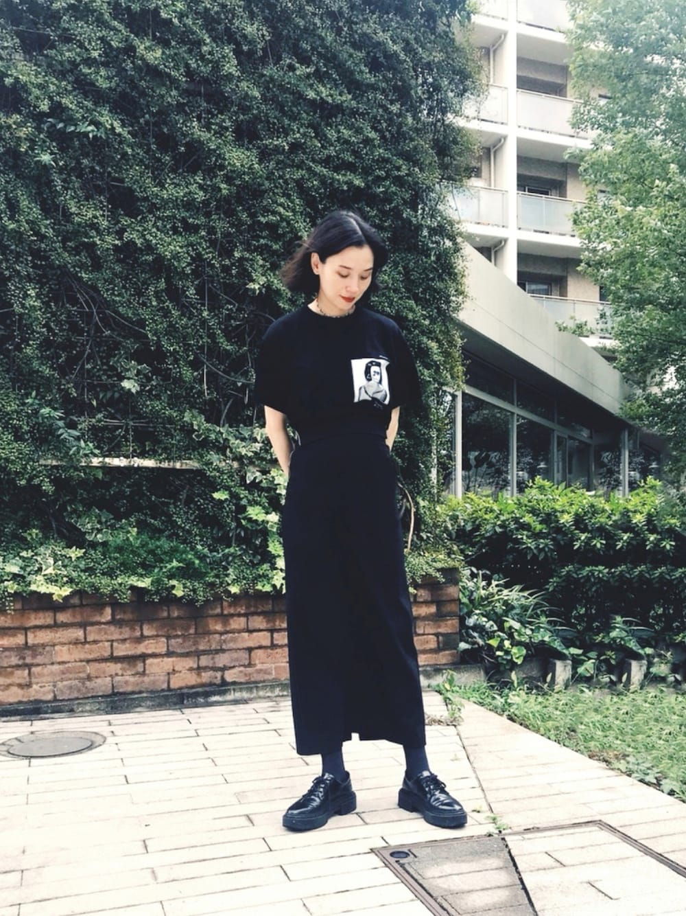 「カジュアルコーデ、休日コーデ、古着MIX、スカート」｜「VINTAGEのアイテム（スカート、ブラック系）」を使った、Julia Shortreedさん（レディース・171cm）の夏コーディネートの1枚目の写真