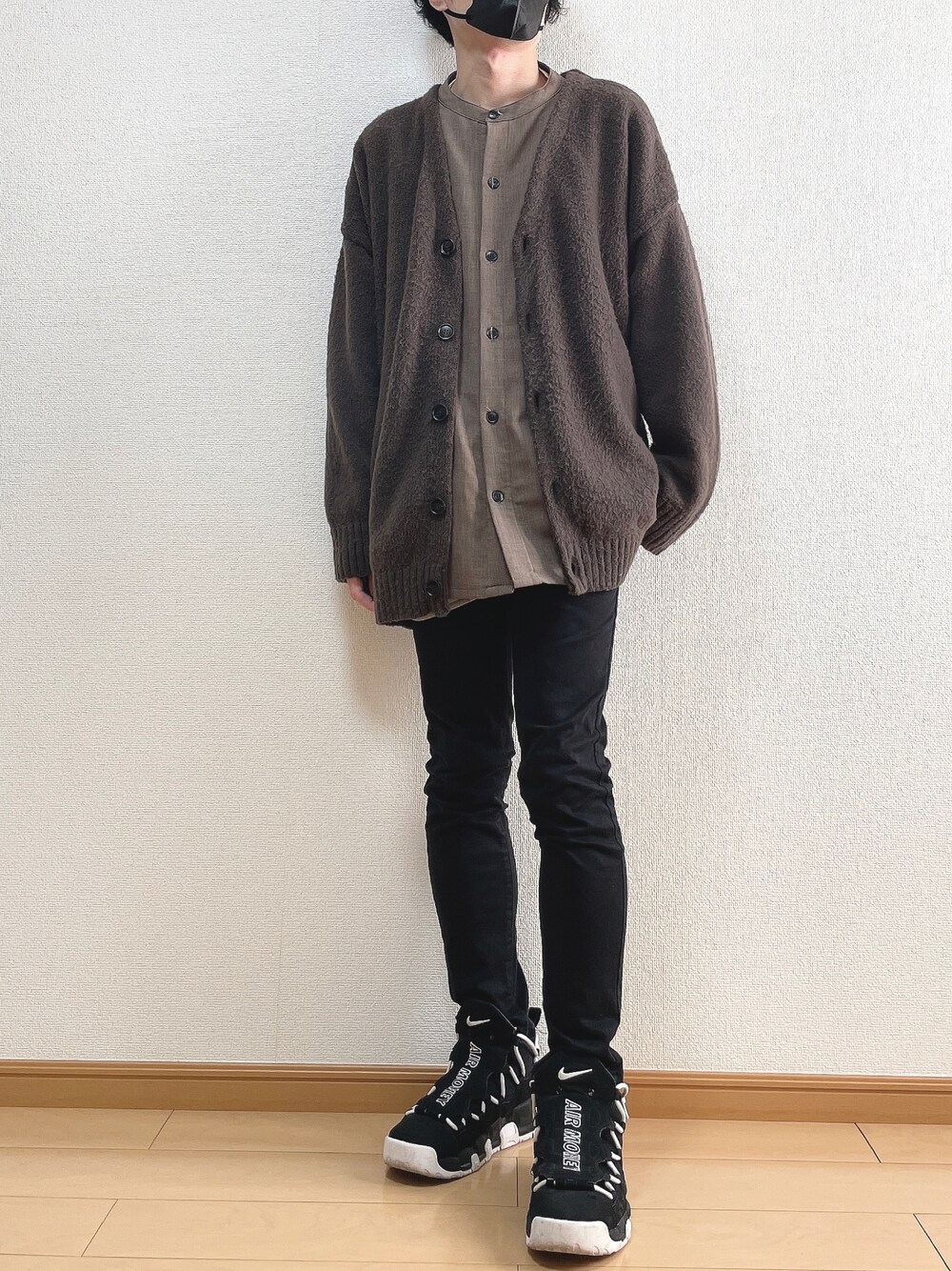 ブラウン系のカーディガン/ボレロ、ブラウン系のシャツ/ブラウス、ブラック系のデニムパンツを着用したメンズの秋コーディネートの1枚目の写真