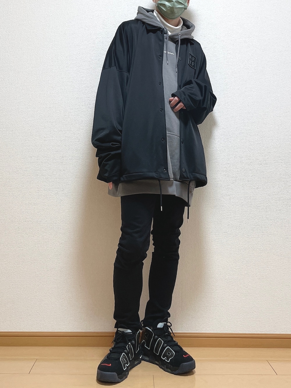 ブラック系のブルゾン、グレー系のパーカー、ホワイト系のTシャツ/カットソーを着用したメンズの冬コーディネートの1枚目の写真