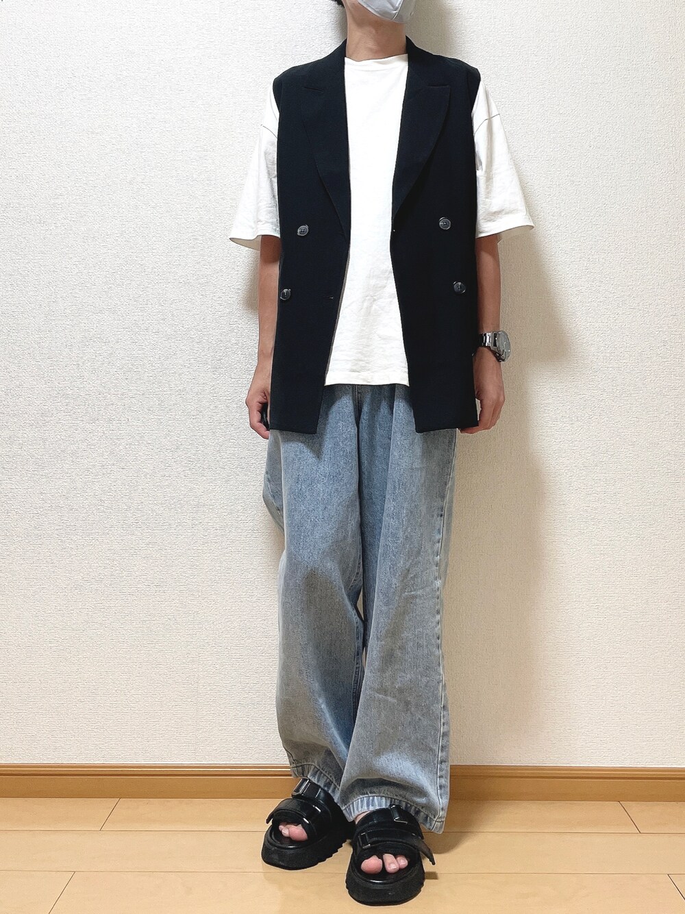 ブラック系のベスト、ホワイト系のTシャツ/カットソー、ブルー系のデニムパンツを着用したメンズの夏コーディネートの1枚目の写真
