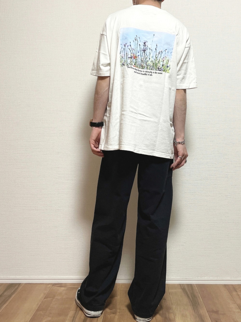 ホワイト系のTシャツ/カットソー、ブラック系のデニムパンツ、ブラック系のスニーカーを着用したメンズの夏コーディネートの1枚目の写真