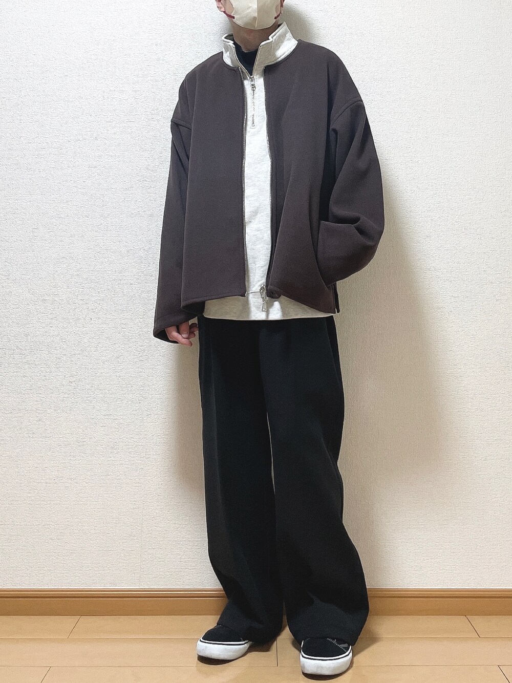 レッド系のブルゾン、グレー系のスウェット、ブラック系のTシャツ/カットソーを着用したメンズの冬コーディネートの1枚目の写真
