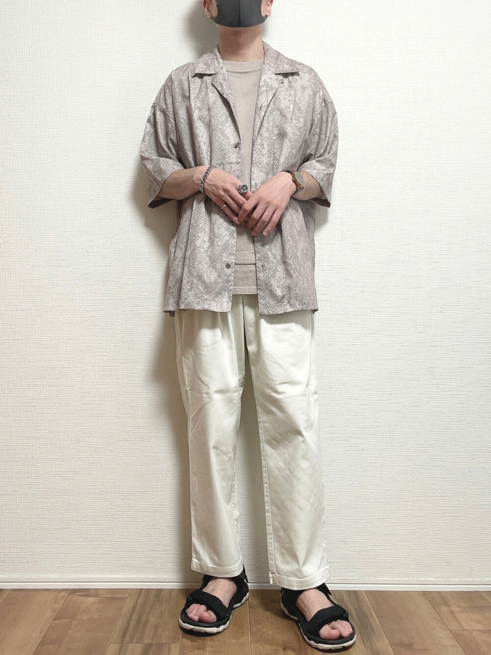 ブラウン系のシャツ/ブラウス、ベージュ系のTシャツ/カットソー、ホワイト系のその他パンツを着用したメンズの夏コーディネートの1枚目の写真