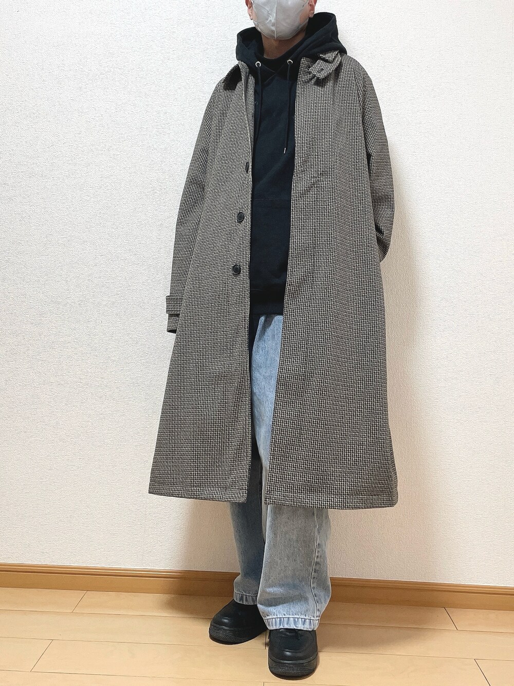 その他のステンカラーコート、ブラック系のパーカー、ホワイト系のTシャツ/カットソーを着用したメンズの冬コーディネートの1枚目の写真