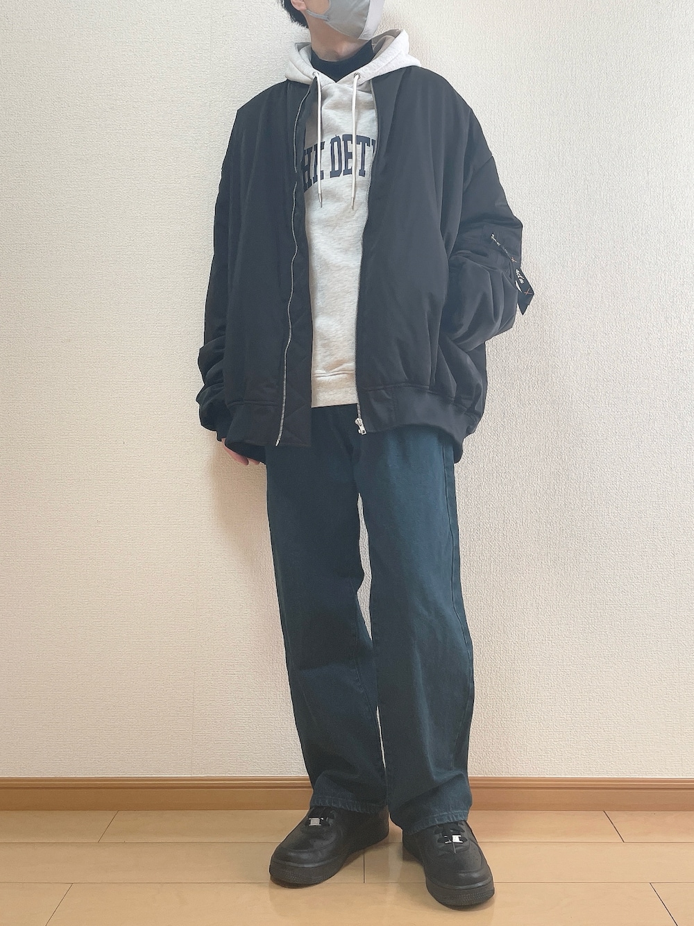 ブラック系のMA-1、グレー系のパーカー、ブラック系のTシャツ/カットソーを着用したメンズの冬コーディネートの1枚目の写真