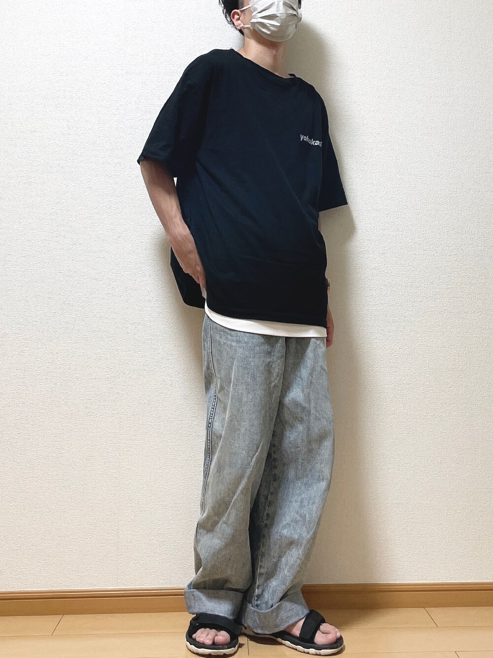 ブラック系のTシャツ/カットソー、ホワイト系のタンクトップ、ブルー系のデニムパンツを着用したメンズの夏コーディネートの1枚目の写真