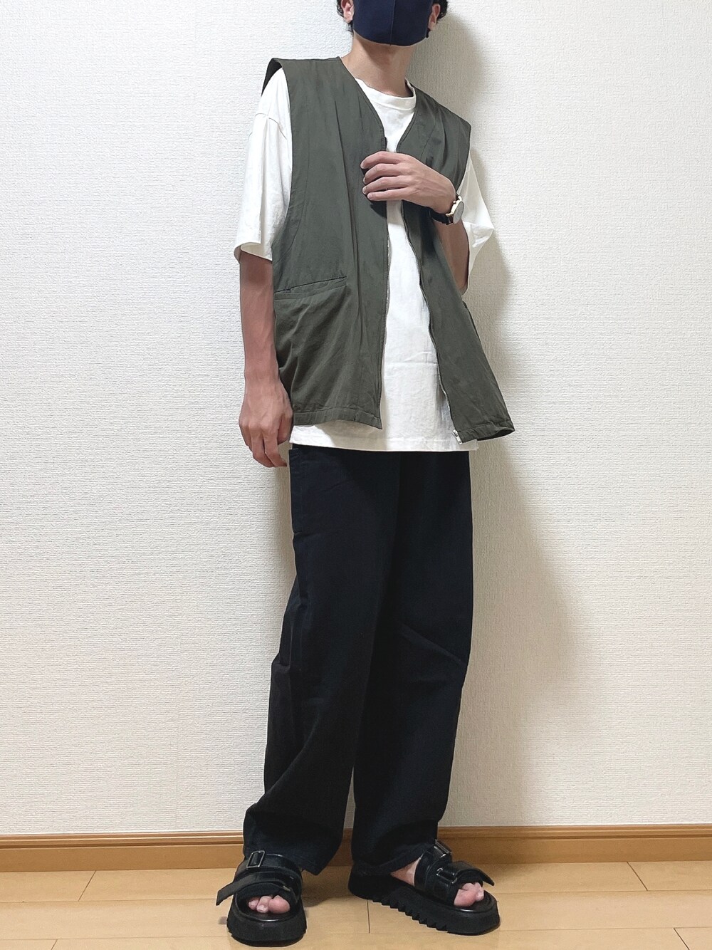 グレー系のベスト、ホワイト系のTシャツ/カットソー、ブラック系のその他パンツを着用したメンズの夏コーディネートの1枚目の写真