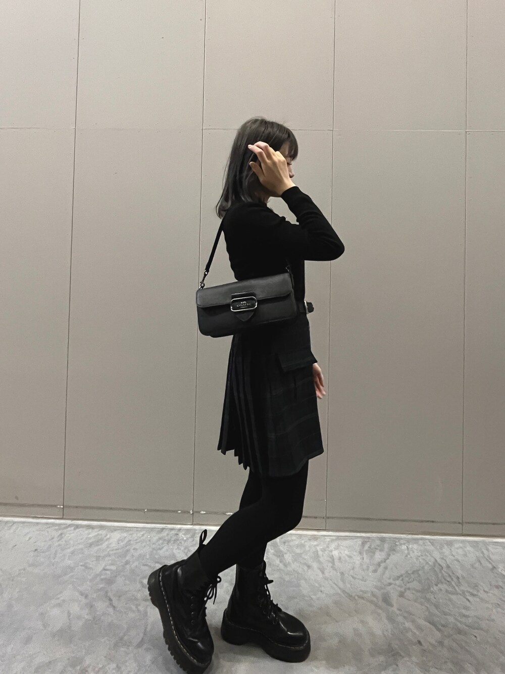 「Dr. MartensのDr.Martens ドクターマーチン ジャドン / Jadon_mtn 15265001（ブーツ、ブラック系）」を使った、しださん（レディース・158cm）の春コーディネートの1枚目の写真