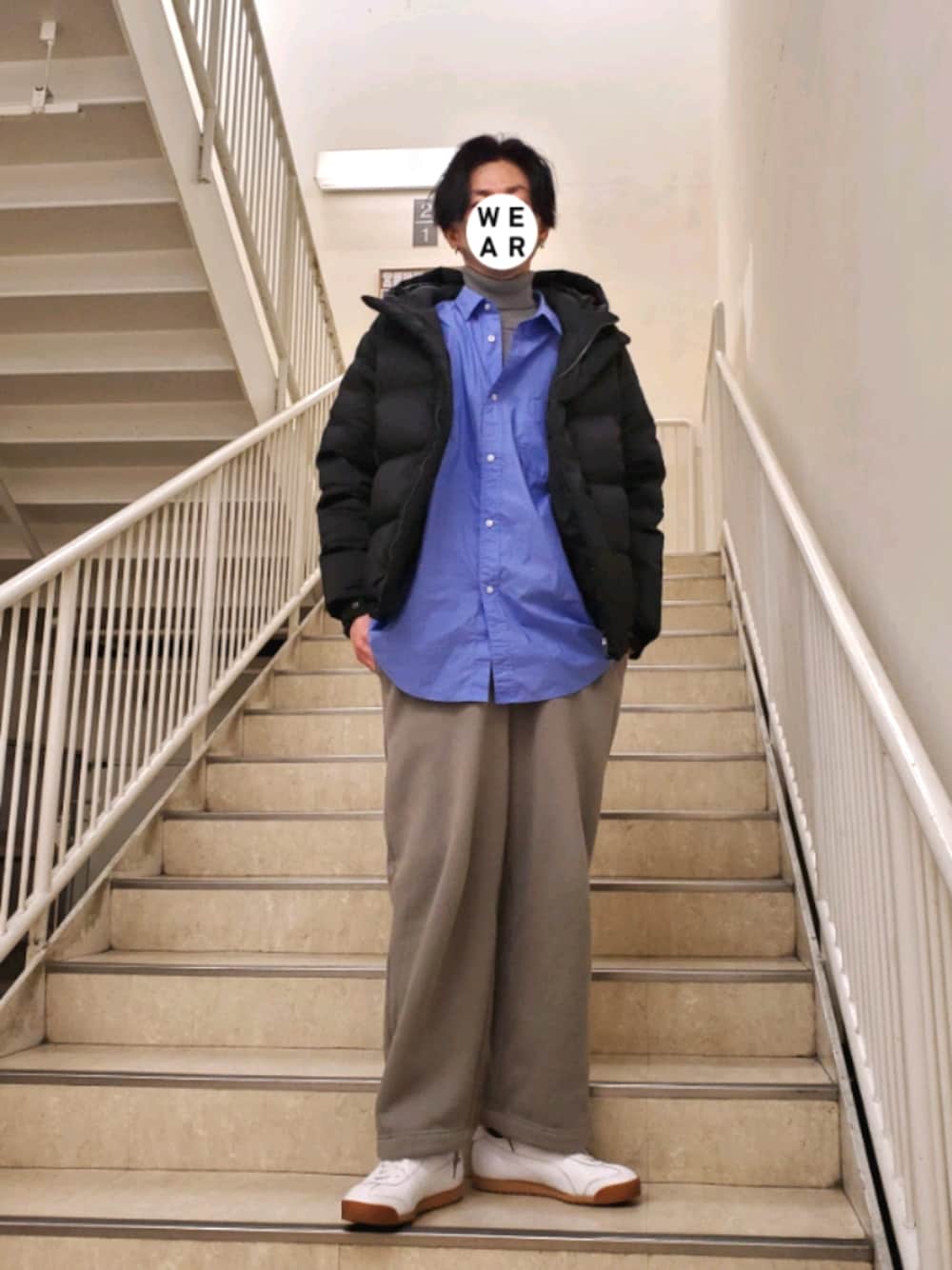 「休日スタイル、タートルネックニット、無印良品、オーバーシャツ、スウェットパンツ、青シャツ、渡部陽一、アホ毛出てる」｜「FREAK'S STOREのビックシルエット レギュラーカラーシャツ/タイプライター/デニム/コーデュロイ（シャツ/ブラウス、ブルー系）」を使った、まめ(SOY)さん（メンズ・180cm）の冬コーディネートの1枚目の写真