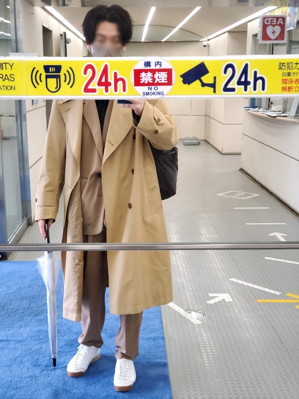 「トレンチコート、雨の日コーデ、セットアップ、ベージュコーデ、オシャレさんにはなれません、ニート、自宅警備員になる、オールドコーチ、ごきげんななめウィーク」｜「Maison Kitsuneのプーマ/PUMA × Maison Kitsune ラルフ サンプソン 70 ラバー スニーカー（スニーカー、ホワイト系）」を使った、まめ(SOY)さん（メンズ・180cm）の春コーディネートの1枚目の写真