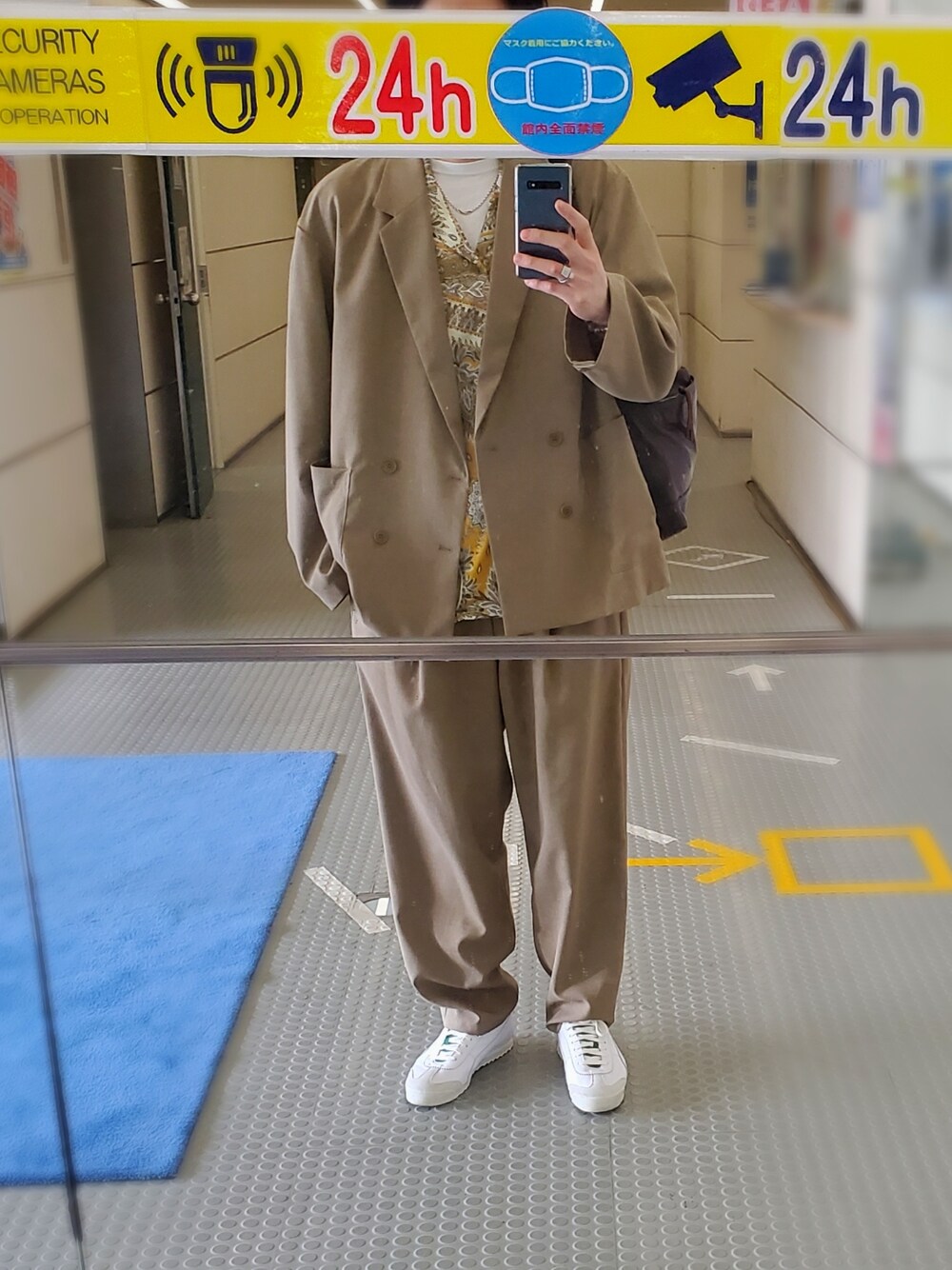「柄シャツクソ野郎、セットアップ、仕事コーデ、総柄シャツ、柄シャツ、テーラードジャケット、誰が興味あるねん」｜「JOURNAL STANDARDの【DADS】“ダブルジャケット+パンツの2点SET” トロピカル セットアップ（セットアップ、ベージュ系）」を使った、まめ(SOY)さん（メンズ・180cm）の春コーディネートの1枚目の写真