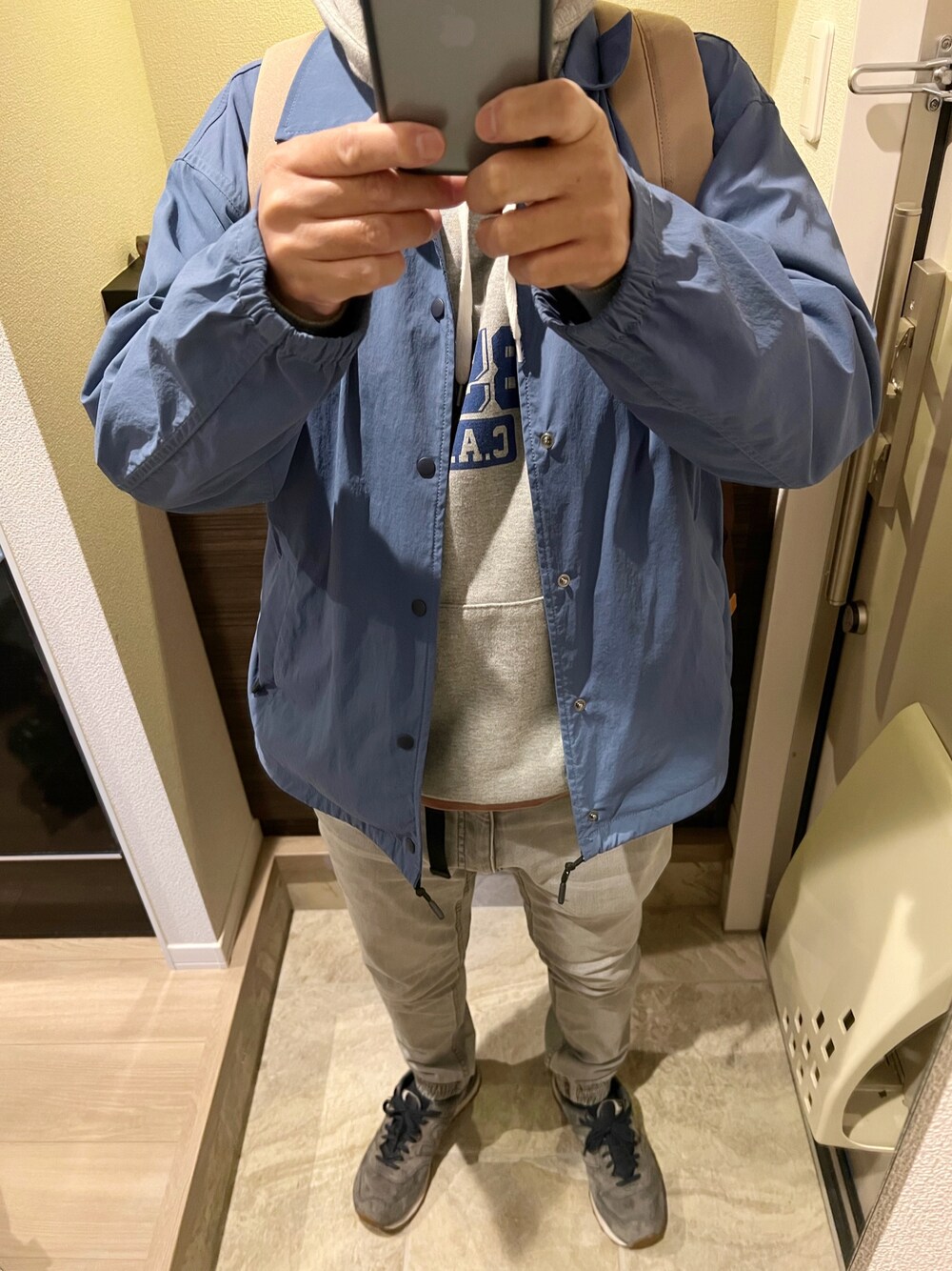 「介護、今日のコーデ、春コーデ、シンプルコーデ、コーチジャケット、パーカー、ジョガーパンツ、スニーカー」｜「URBAN RESEARCHのアイテム（パーカー、グレー系）」を使った、うままさん（メンズ・172cm）の春コーディネートの1枚目の写真