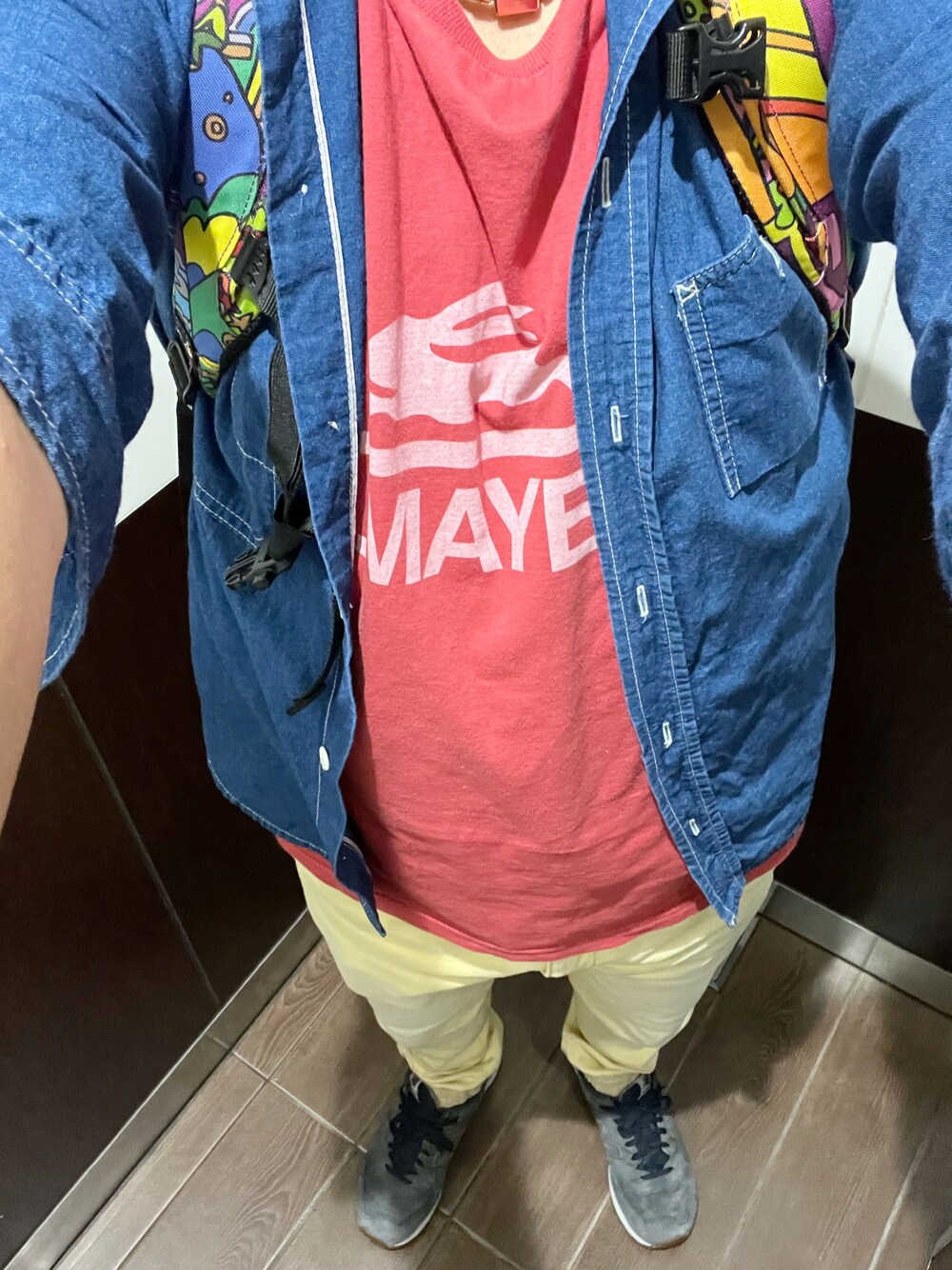 「介護、今日のコーデ、雨の日コーデ、ウエスタンシャツ、ロゴT、ジョガーパンツ、スニーカー、シンプルコーデ」｜「KRIFF MAYERのロゴプリント半袖Tシャツ【K.MAYER】（Tシャツ/カットソー、レッド系）」を使った、うままさん（メンズ・172cm）の夏コーディネートの1枚目の写真
