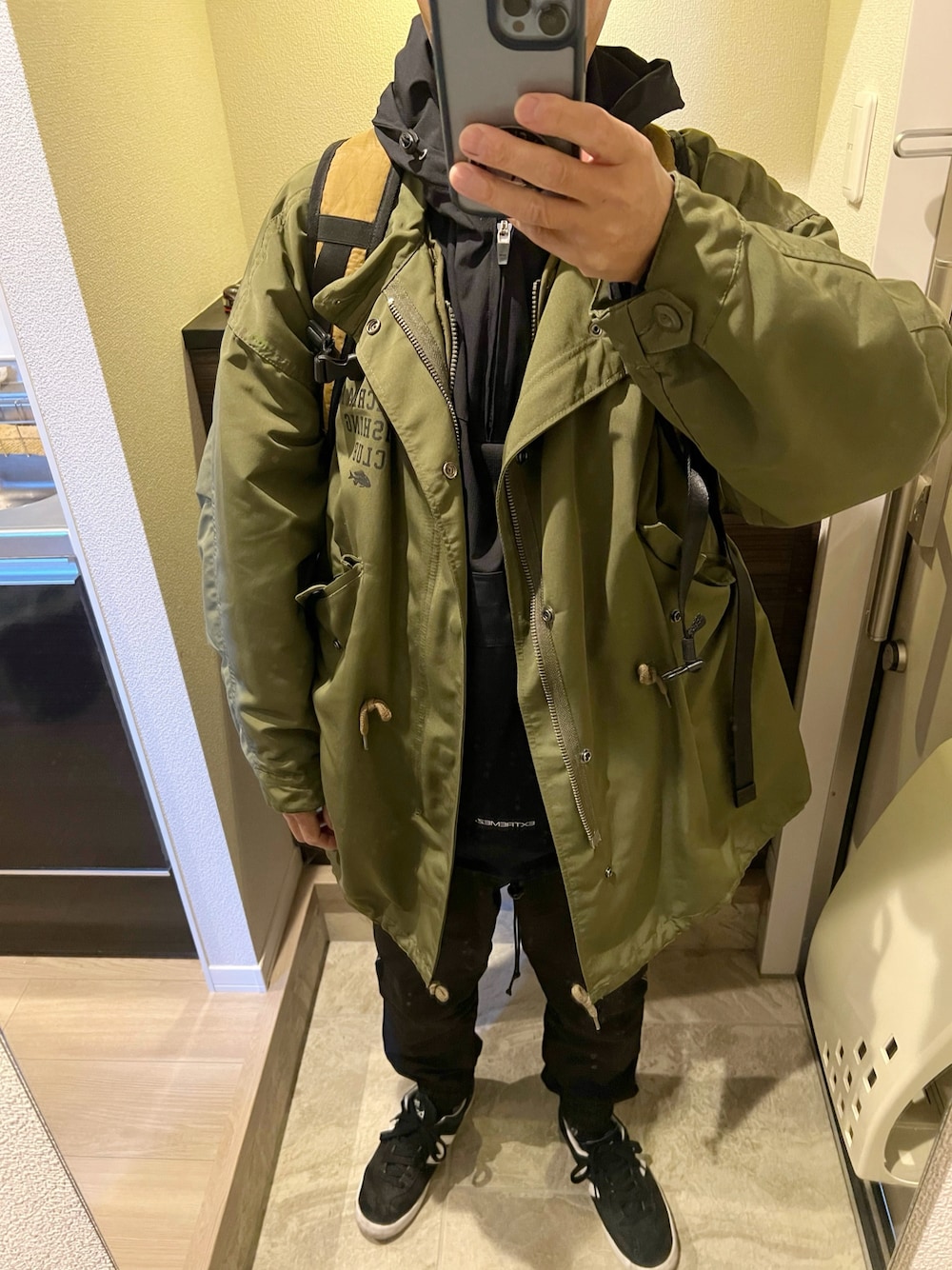 「介護、今日のコーデ、冬コーデ、モンスターパーカー、プルオーバーパーカー、ジョガーパンツ、スニーカー」｜「Sourcreamの【Sourcream/サワークリーム】FISHING モンスターモッズコート（モッズコート、グリーン系）」を使った、うままさん（メンズ・172cm）の冬コーディネートの1枚目の写真