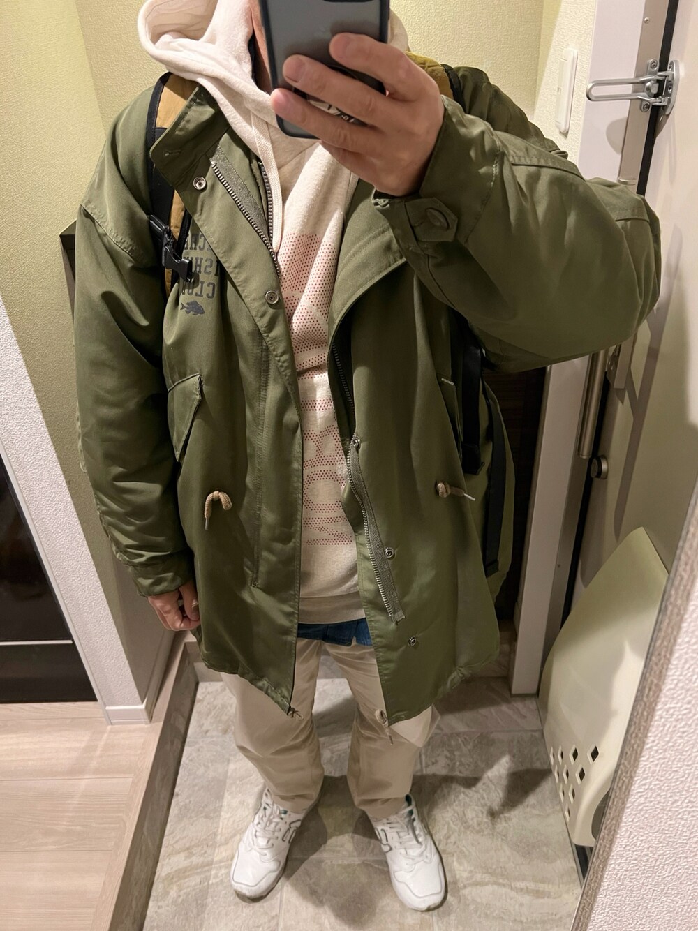 「介護、今日のコーデ、冬コーデ、モンスターパーカー、パーカー、ウエスタンシャツ、チノパン、スニーカー」｜「Sourcreamの【Sourcream/サワークリーム】FISHING モンスターモッズコート（モッズコート、グリーン系）」を使った、うままさん（メンズ・172cm）の冬コーディネートの1枚目の写真