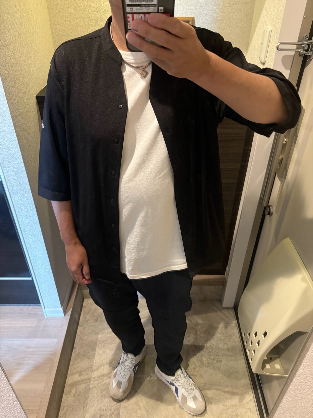 「オフ、今日のコーデ、夏コーデ、ノーカラーシャツ、無地T、白Tシャツ、ジョガーパンツ、スニーカー、セットアップ、大人カジュアル」｜「ASFVLTのASFVLT (アスファルト) / ローカットスニーカー GATE（スニーカー、ホワイト系）」を使った、うままさん（メンズ・172cm）の夏コーディネートの1枚目の写真
