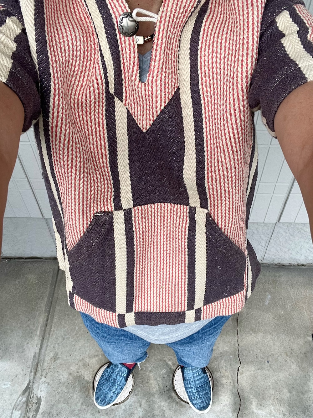 「オフ、今日のコーデ、夏コーデ、シンプルコーデ、半袖パーカー、VネックT、デニムパンツ、クロップドパンツ、スリッポン、大人カジュアル」｜「KSUBIのKSUBI ANTI K VINTAGE (5000005272)（デニムパンツ、ブルー系）」を使った、うままさん（メンズ・172cm）の夏コーディネートの1枚目の写真