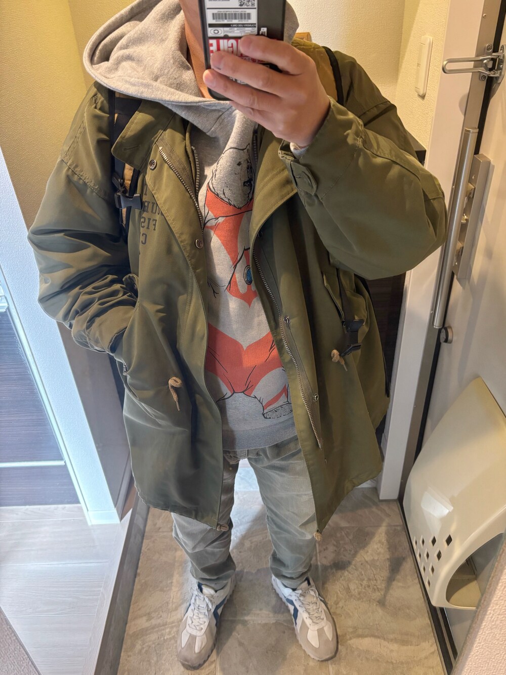 「介護、今日のコーデ、春コーデ、モッズコート、パーカー、ジョガーパンツ、コーデュロイパンツ、スニーカー、ゴースローキャラバン(go slow caravan)、クマトラマン、お気に入り」｜「go slow caravanのUSAコットン　ウルトラマンクマプルパーカ（パーカー、グレー系）」を使った、うままさん（メンズ・172cm）の春コーディネートの1枚目の写真