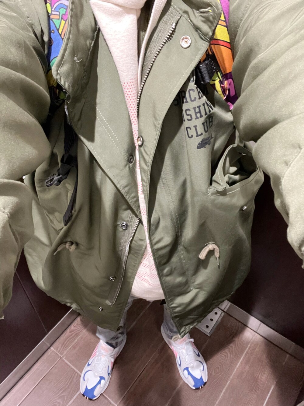 「介護、今日のコーデ、春コーデ、モッズコート、パーカー、ジョガーパンツ」｜「adidasのヤング－１（スニーカー、ホワイト系）」を使った、うままさん（メンズ・172cm）の春コーディネートの1枚目の写真