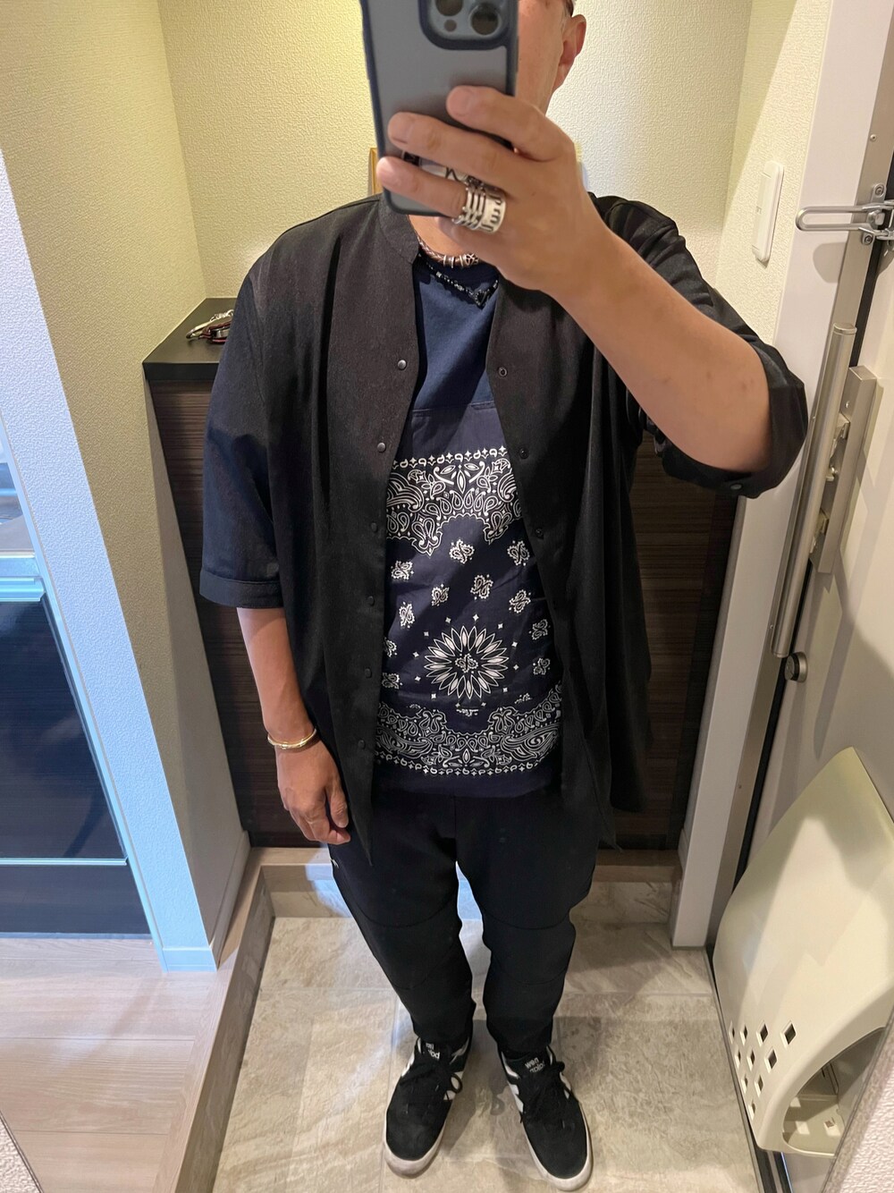 「オフ、今日のコーデ、秋服まるっと大公開、シンプルコーデ、モノトーン、ノーカラーシャツ、バンダナ柄、プリントT、ジョガーパンツ、スニーカー、大人カジュアル」｜「modem designのアイテム（Tシャツ/カットソー、ブルー系）」を使った、うままさん（メンズ・172cm）の秋コーディネートの1枚目の写真