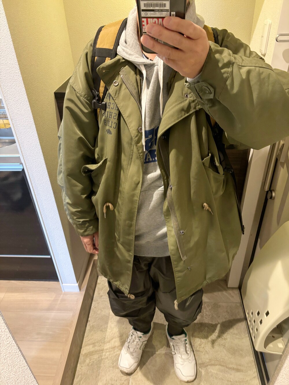 「介護、今日のコーデ、冬コーデ、モンスターパーカー、パーカー、ミリタリーパンツ、スニーカー」｜「NEPUCA (MILITALY FUNCTION CLOTHING)のミリタリーパンツ（その他パンツ、グリーン系）」を使った、うままさん（メンズ・172cm）の冬コーディネートの1枚目の写真