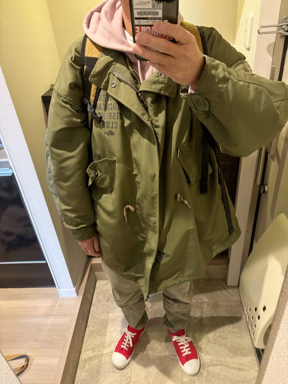 「介護、今日のコーデ、冬コーデ、モンスターパーカー、パーカー、白Tシャツ、ジョガーパンツ、コーデュロイパンツ、スニーカー」｜「or Gloryのアイテム（スニーカー、レッド系）」を使った、うままさん（メンズ・172cm）の冬コーディネートの1枚目の写真
