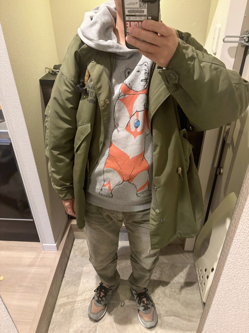 「介護、今日のコーデ、冬コーデ、モンスターパーカー、パーカー、ジョガーパンツ、コーデュロイパンツ、スニーカー、ゴースローキャラバン(go slow caravan)、クマトラマン、お気に入り」｜「go slow caravanのUSAコットン　ウルトラマンクマプルパーカ（パーカー、グレー系）」を使った、うままさん（メンズ・172cm）の冬コーディネートの1枚目の写真
