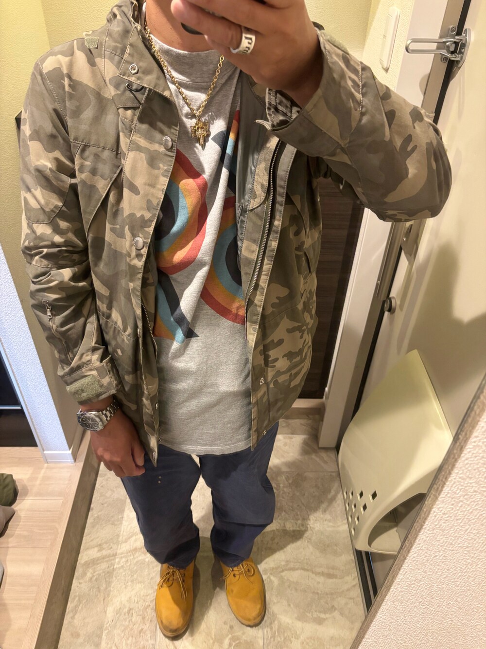 「オフ、今日のコーデ、春コーデ、マウンテンパーカー、7分袖Ｔシャツ、チノパン、ショートブーツ、大人カジュアル」｜「SOPHNET.のアイテム（マウンテンパーカー、グリーン系）」を使った、うままさん（メンズ・172cm）の春コーディネートの1枚目の写真