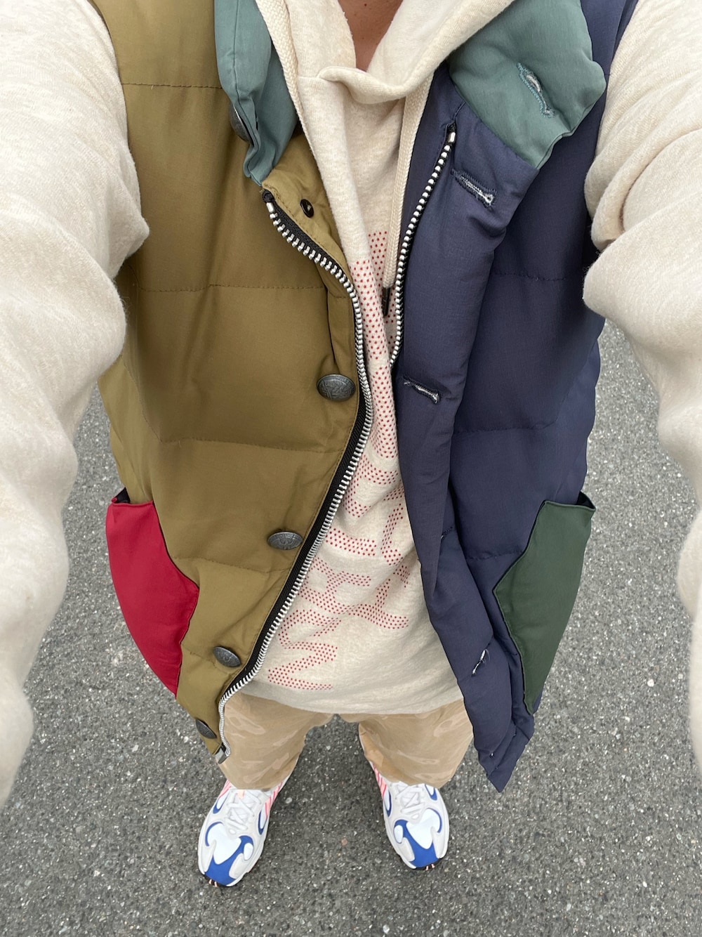 THE NORTH FACEのパーカーを使った「ダウンベスト」の人気ファッション