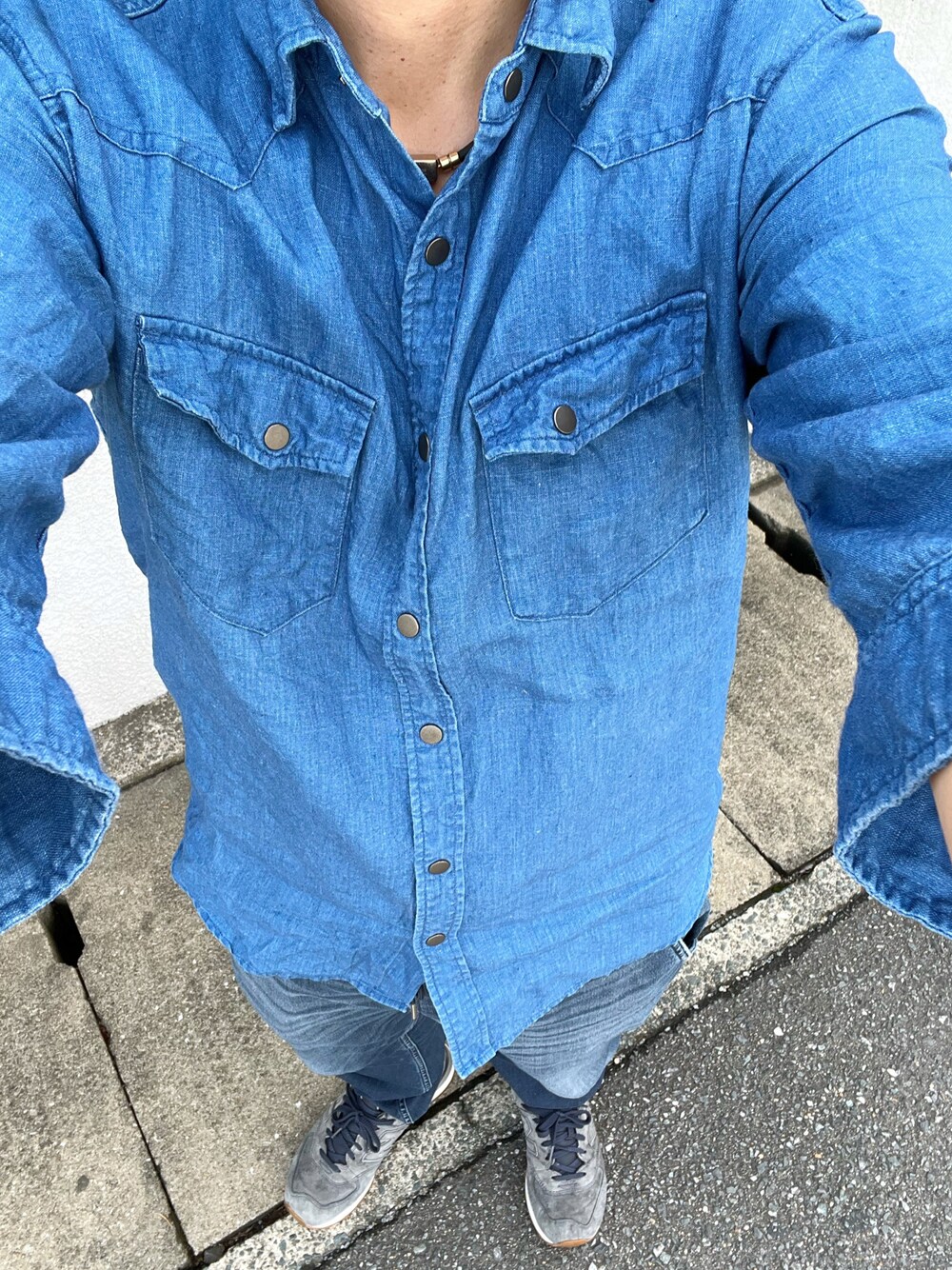 「介護、今日のコーデ、夏コーデ、シンプルコーデ、ウエスタンシャツ、7分袖シャツ、ジョガーパンツ、スニーカー、青一色、役満コーデ」｜「NEW BALANCEのニューバランス  574（スニーカー、ブルー系）」を使った、うままさん（メンズ・172cm）の夏コーディネートの1枚目の写真