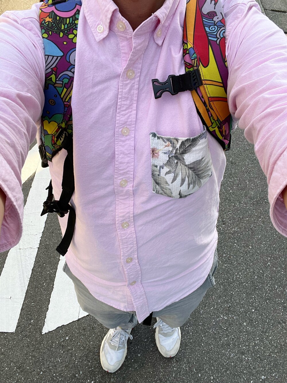 「介護、今日のコーデ、夏コーデ、7分袖シャツ、ジョガーパンツ、スニーカー、シンプルコーデ」｜「adidasのナイトジョガー [NITE JOGGER] アディダスオリジナルス（スニーカー、ホワイト系）」を使った、うままさん（メンズ・172cm）の夏コーディネートの1枚目の写真
