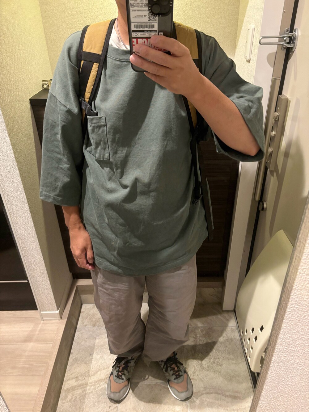 「介護、今日のコーデ、夏コーデ、無地T、ポケットＴシャツ、ヘビーウェイトT、バルーンパンツ、スニーカー」｜「B:MING by BEAMSのニュービンテージ バルーン チノパンツ（チノパンツ、グレー系）」を使った、うままさん（メンズ・172cm）の秋コーディネートの1枚目の写真