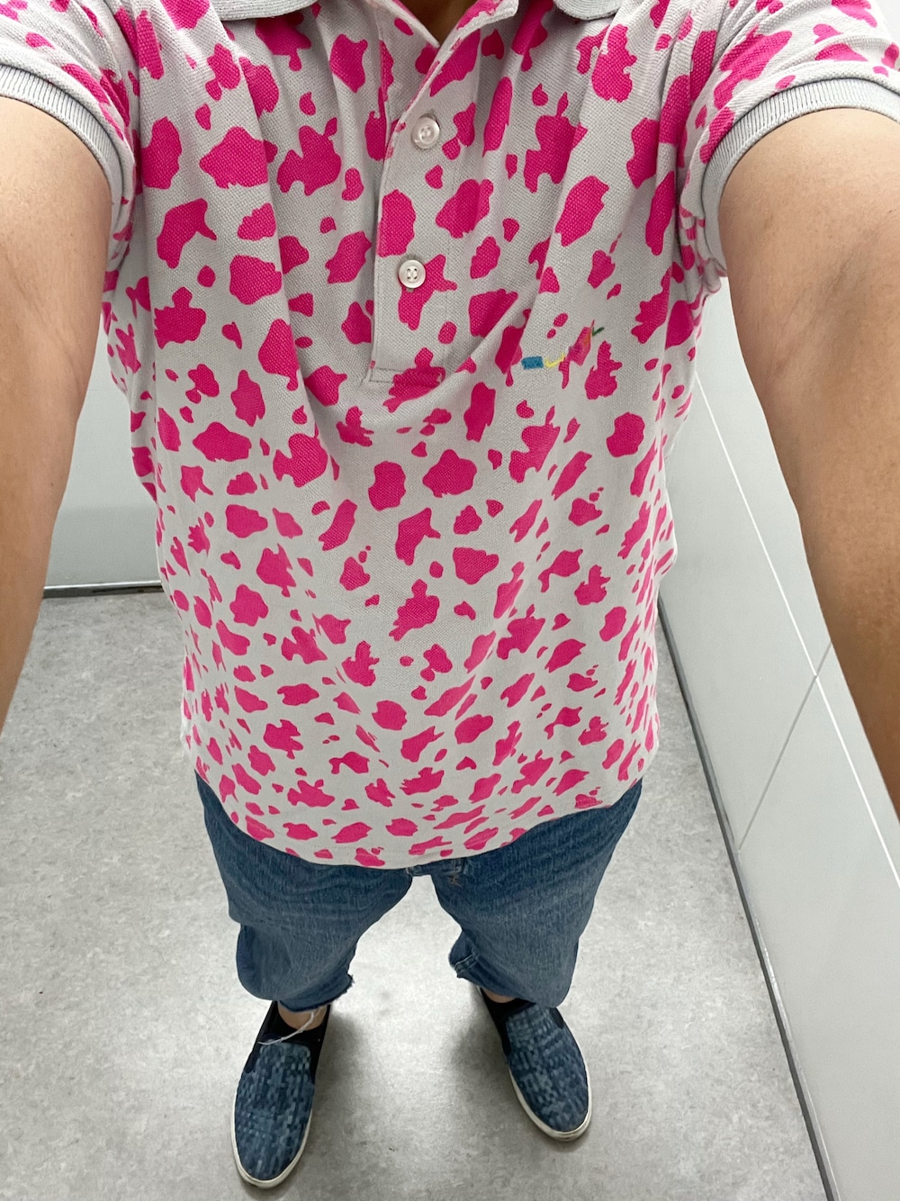 「今日のコーデ、オフ、夏コーデ、ポロシャツ、デニムパンツ、スリッポン、クロップドパンツ、大人カジュアル」｜「SUXELのアイテム（ポロシャツ、ピンク系）」を使った、うままさん（メンズ・172cm）の夏コーディネートの1枚目の写真