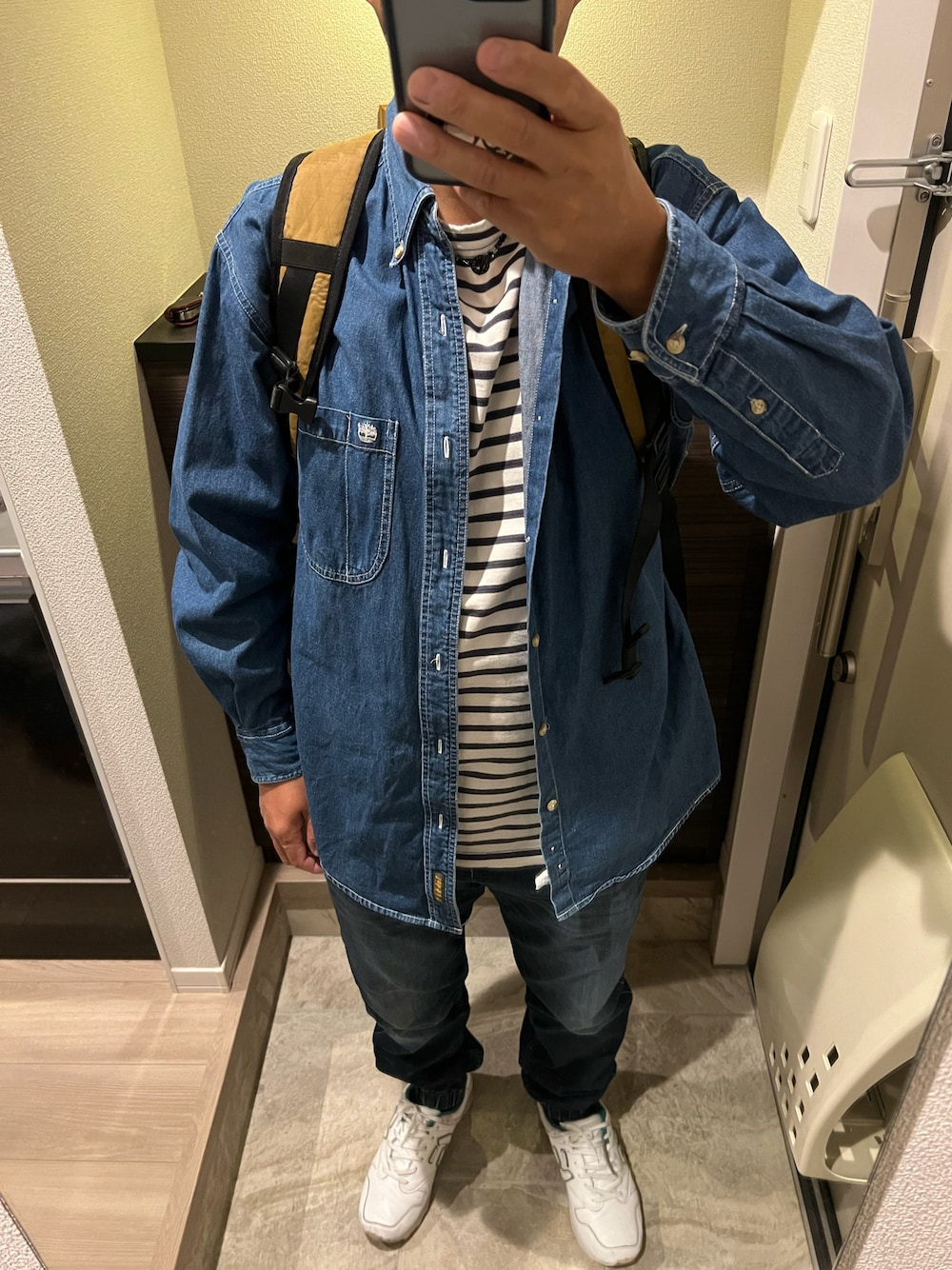 「ファッションを楽しもう、介護、今日のコーデ、秋コーデ、シンプルコーデ、ウエスタンシャツ、ボーダーTシャツ、ジョガーパンツ、スニーカー」｜「Timberlandのアイテム（シャツ/ブラウス、ブルー系）」を使った、うままさん（メンズ・172cm）の秋コーディネートの1枚目の写真