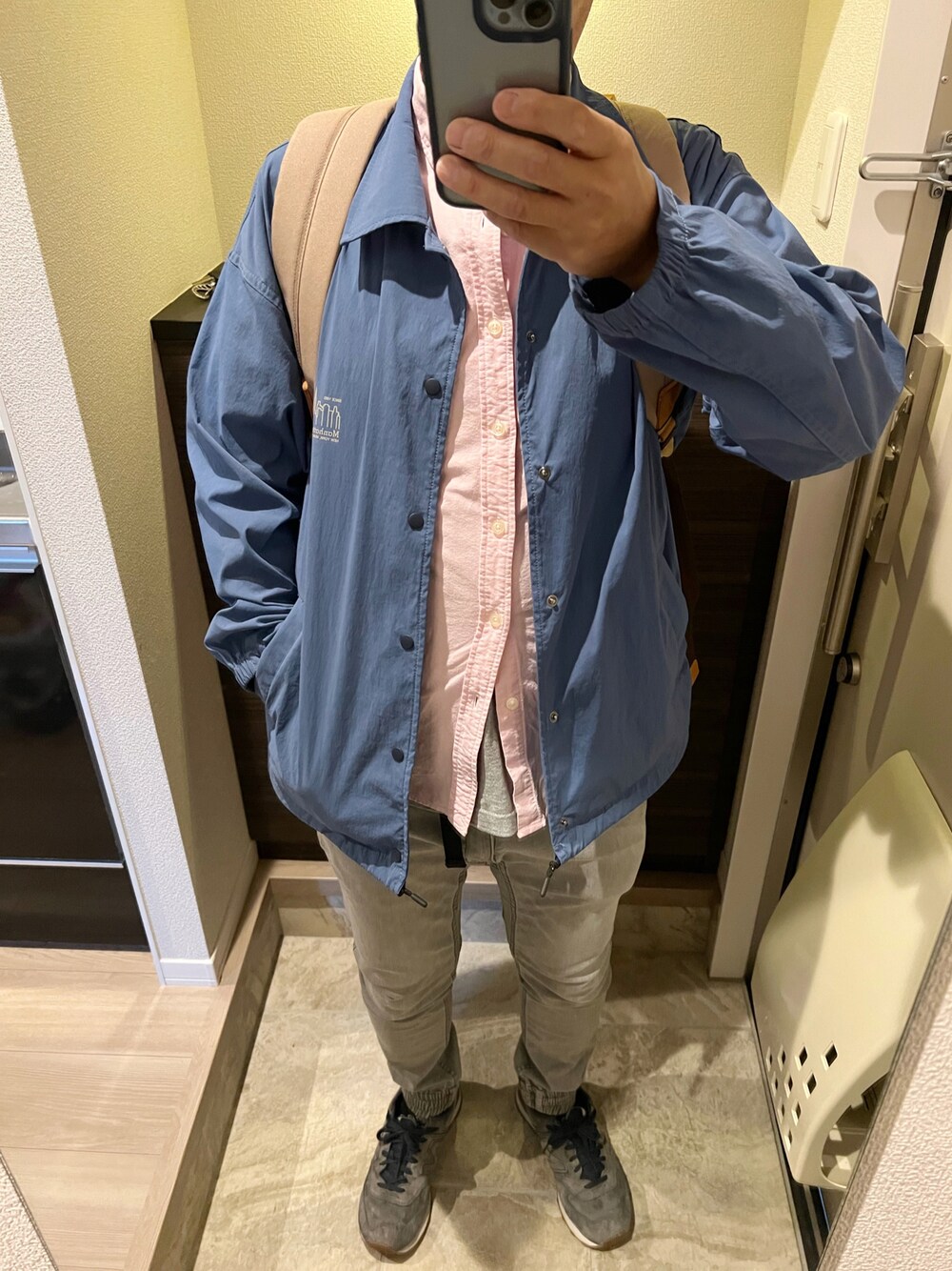 「介護、今日のコーデ、春コーデ、雨の日コーデ、シンプルコーデ、コーチジャケット、7分袖シャツ、ジョガーパンツ、スニーカー」｜「coenの【WEB限定】ストレッチスキニーデニムクライミングジョガーパンツ（デニムパンツ、ブラック系）」を使った、うままさん（メンズ・172cm）の春コーディネートの1枚目の写真