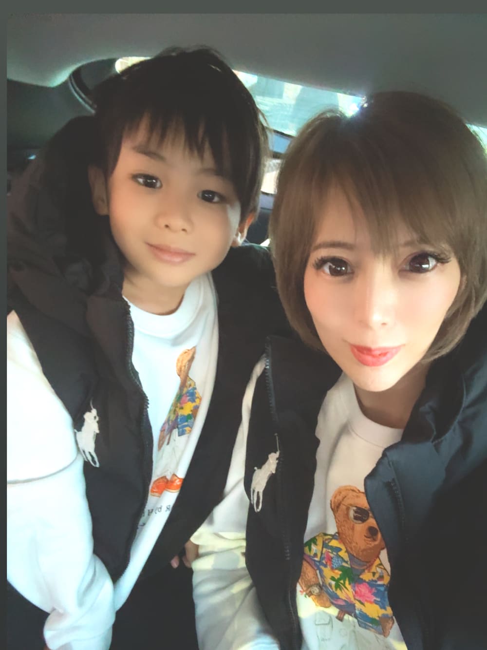 「親子おそろい、親子コーデ、キッズコーデ、キッズファッション、ママコーデ、ママファッション、ビックポニーダウンベスト、ポロベアー、おしゃれさんと繋がりたい、ラルフローレン親子コーデ、ポロベア親子コーデ」｜「POLO RALPH LAURENのアイテム（ベスト、ブラック系）」を使った、hirumamaさん（キッズ・130cm）の冬コーディネートの1枚目の写真