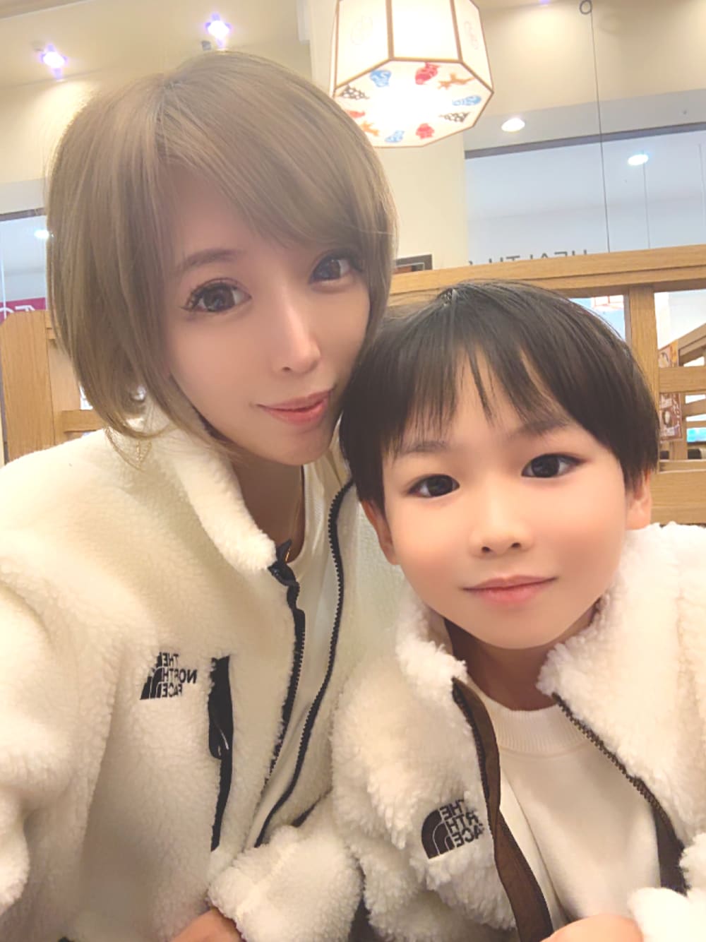 「親子おそろい、親子コーデ、ノースフェイス、ノースフェイス韓国、もこもこフリース、もこもこ、キッズコーデ、キッズファッション、ママコーデ、ママファッション、おしゃれさんと繋がりたい、ノースフェイス親子お揃い、ノースフェイス親子コーデ」｜「THE NORTH FACEのTHE NORTH FACE ザ・ノースフェイス RIMO FLEECE JACKET ホワイトレーベル フリース ボアジャケット 韓国限定（その他アウター、ホワイト系）」を使った、hirumamaさん（キッズ・130cm）の冬コーディネートの1枚目の写真