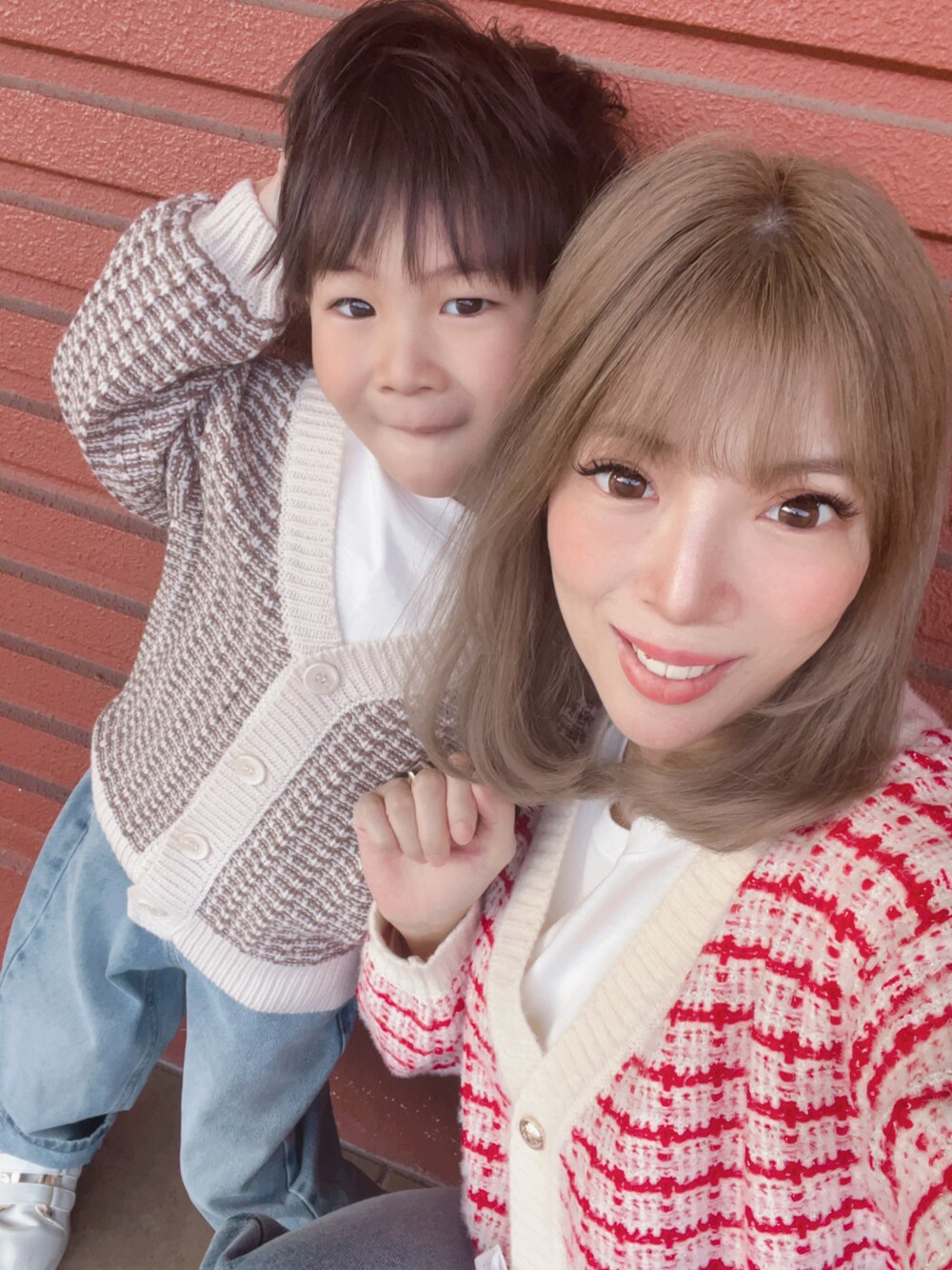 「親子コーデ、親子でおそろい、親子リンク、キッズコーデ、キッズファッション、ママコーデ、ママファッション、グローバルワーク(GLOBAL WORK)、Rady、ニットカーディガン、はるコーデ、オーバーサイズ、おしゃれさんと繋がりたい」｜「GLOBAL WORKの【キッズ】アソート柄ニットカーデ/263062（カーディガン/ボレロ、ベージュ系）」を使った、hirumamaさん（キッズ・110cm）の春コーディネートの1枚目の写真