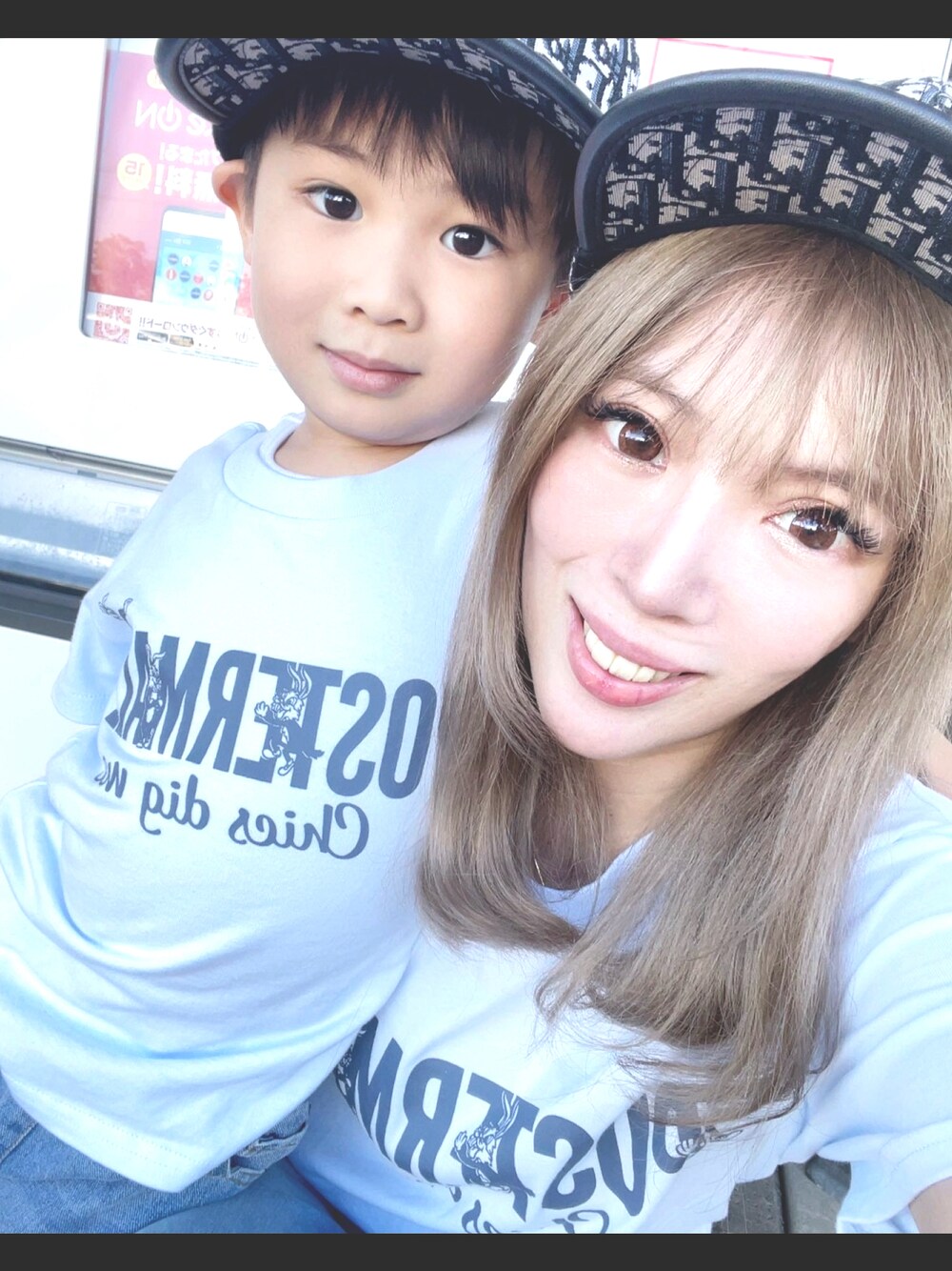 「親子コーデ、親子でおそろい、息子コーデ、ママコーデ、ファッションを楽しもう、キッズファッション、おしゃれさんと繋がりたい、GYDA、GYDA親子、ジェイダ親子コーデ、GYDA親子コーデ」｜「GYDAのPOSTERMALE BUNNY Tシャツ（Tシャツ/カットソー、ブルー系）」を使った、hirumamaさん（キッズ・110cm）の春コーディネートの1枚目の写真