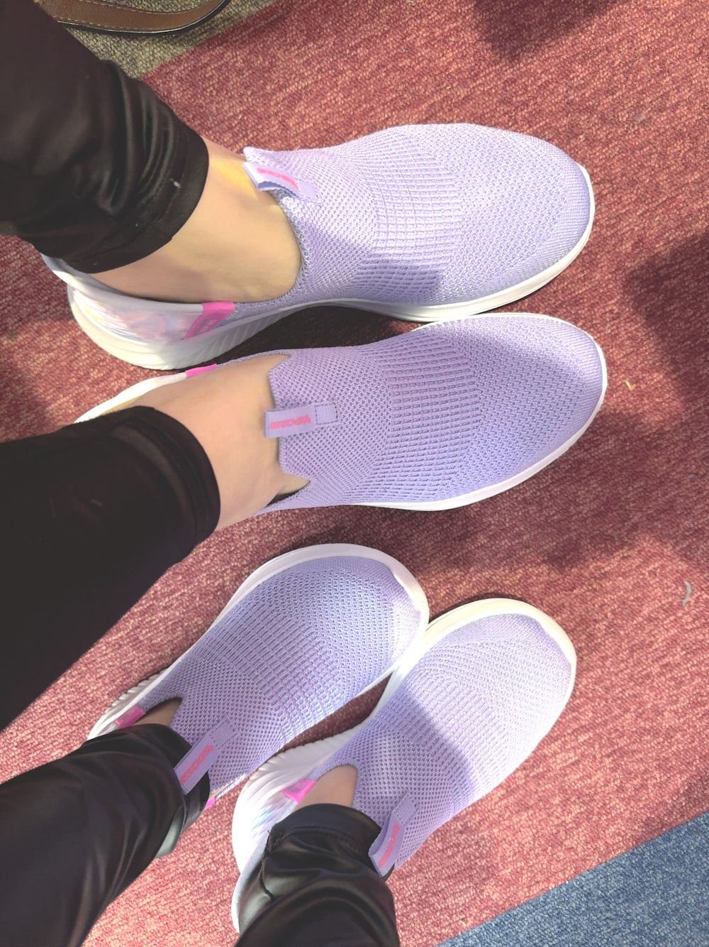 「親子でおそろい、スケッチャーズ、おしゃれさんと繋がりたい」｜「SKECHERSのSKECHERS スケッチャーズ SLIP-INS スリップインズ ULTRA FLEX 3.0-COLORY WILD 軽量 キッズスニーカー(ウルトラフレックス3.0) 303801L（スニーカー、パープル系）」を使った、hirumamaさん（キッズ・110cm）の春コーディネートの1枚目の写真