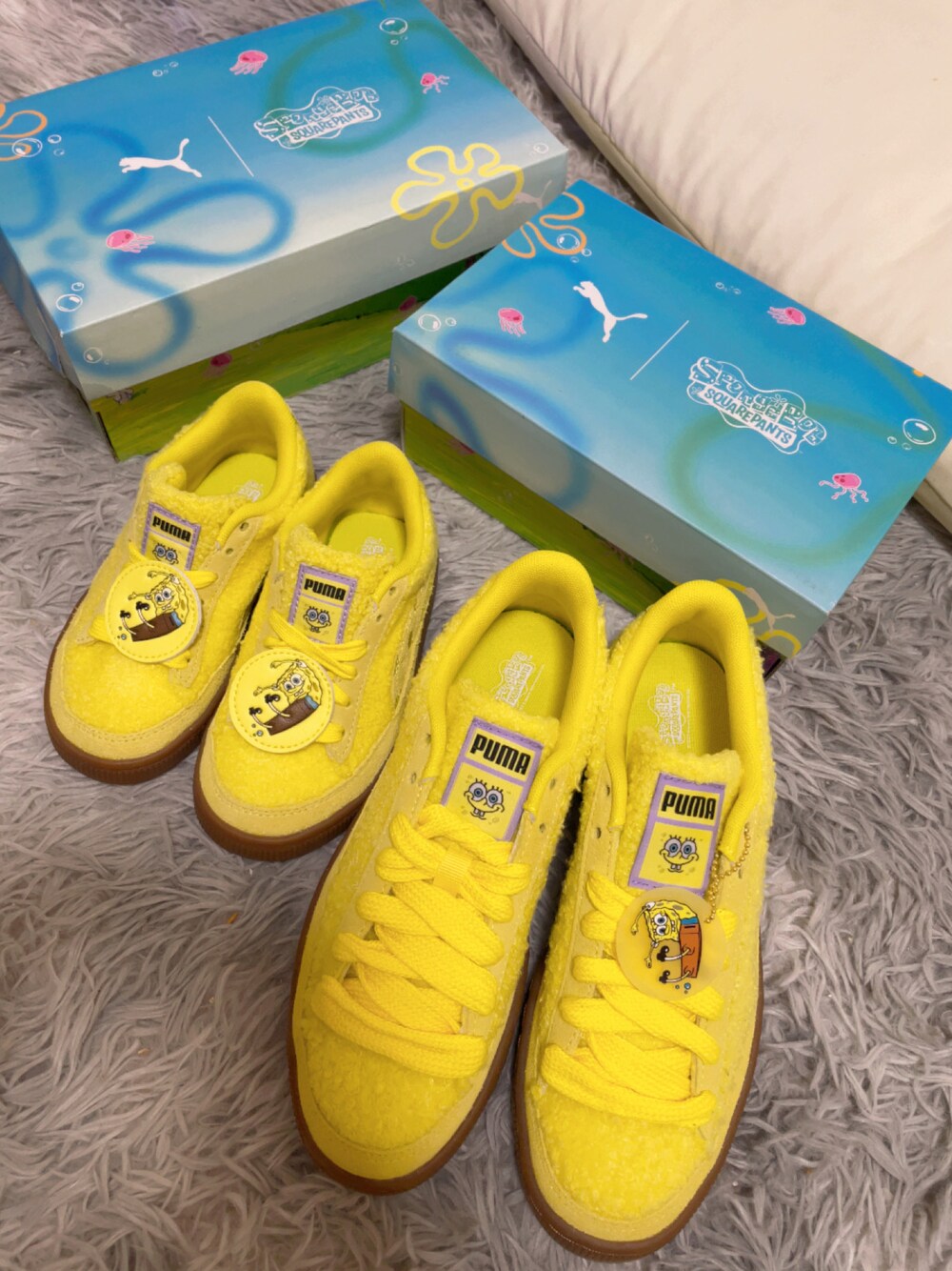 「PUMA、PUMA×SPONGEBOB、親子でおそろい、キッズスニーカー、ママスニーカー、スポンジボブ、お揃いのスニーカー、息子とお揃い」｜「PUMAのPUMA/プーマ×SpongeBob SquarePants/スポンジボブ スクエアパンツ スウェード スポンジボブ PS スニーカー（スニーカー、イエロー系）」を使った、hirumamaさん（キッズ・110cm）の春コーディネートの1枚目の写真