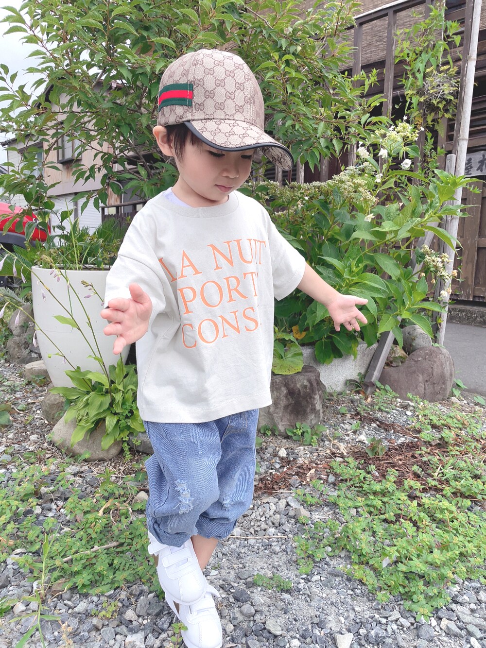 「LOWRYS FARM KIDS、LOWRYS FARM、夏だ！Tシャツ着よう！、キッズファッション、キッズコーデ、NIKE、デニムパンツ、シンプル、おしゃれさんと繋がりたい」｜「LOWRYS FARMのショートロゴＴシャツ　280046（Tシャツ/カットソー、ホワイト系）」を使った、hirumamaさん（キッズ・110cm）の夏コーディネートの1枚目の写真