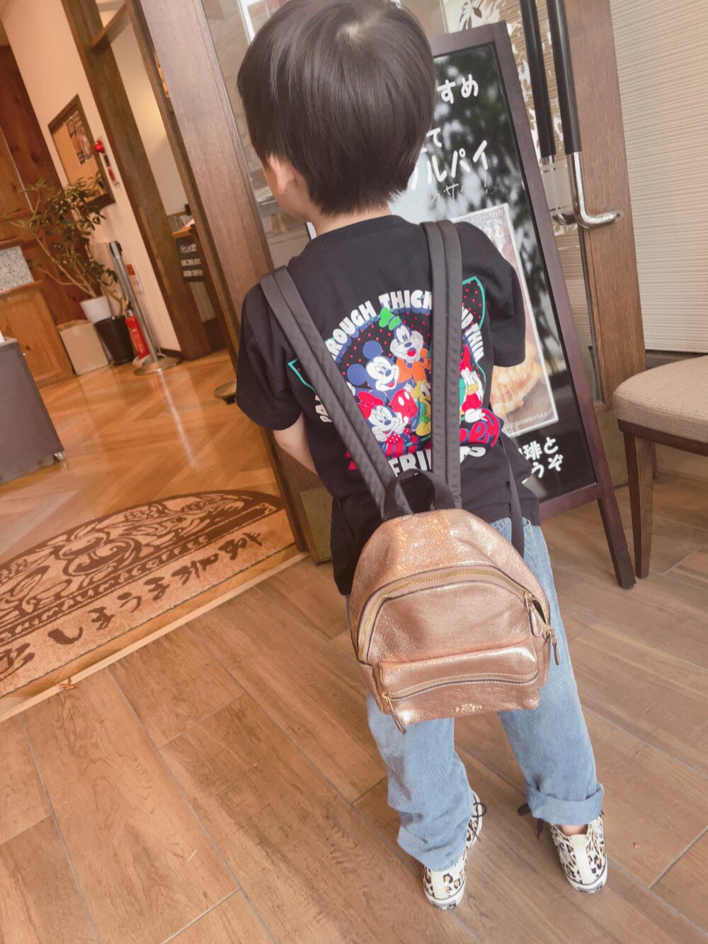「お出かけコーデ日記、キッズファッション、キッズコーデ、ロデオクラウンズワイルドボウル、SHEIN、コンバース、コンバース ハイカット、コンバースレオパード、コンバースラッキースター」｜「RODEO CROWNS WIDE BOWLの(M&F)キッズ Pals Tシャツ（Tシャツ/カットソー、ブラック系）」を使った、hirumamaさん（キッズ・110cm）の春コーディネートの1枚目の写真