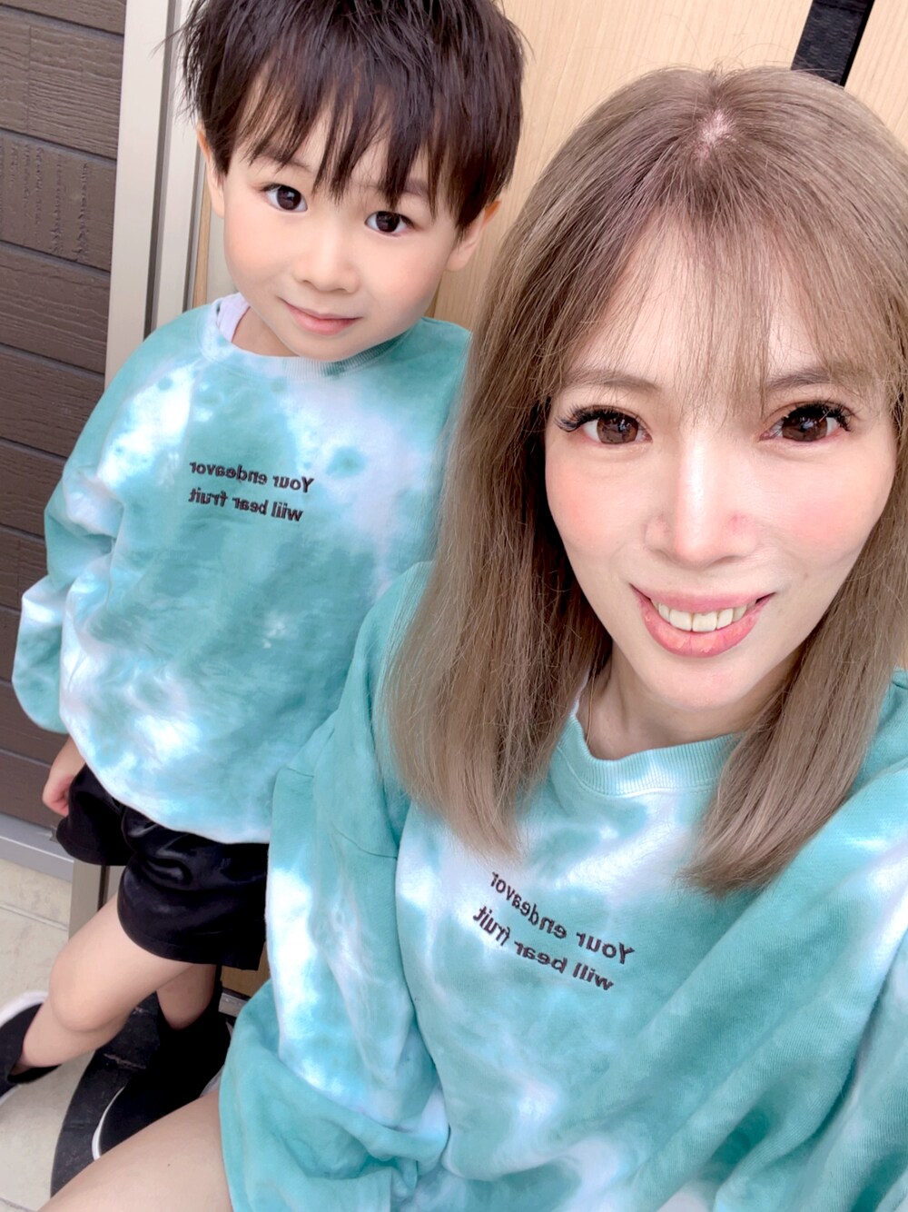 「キッズファッション、キッズコーデ、ママファッション、ママコーデ、ANAP、ANAPKids、ANAP親子お揃い、ANAP親子コーデ、親子コーデ、親子でおそろい、親子リンク、タイダイ柄、おしゃれさんと繋がりたい」｜「ANAPのタイダイ配色刺繍トレーナー（スウェット、グリーン系）」を使った、hirumamaさん（キッズ・110cm）の春コーディネートの1枚目の写真