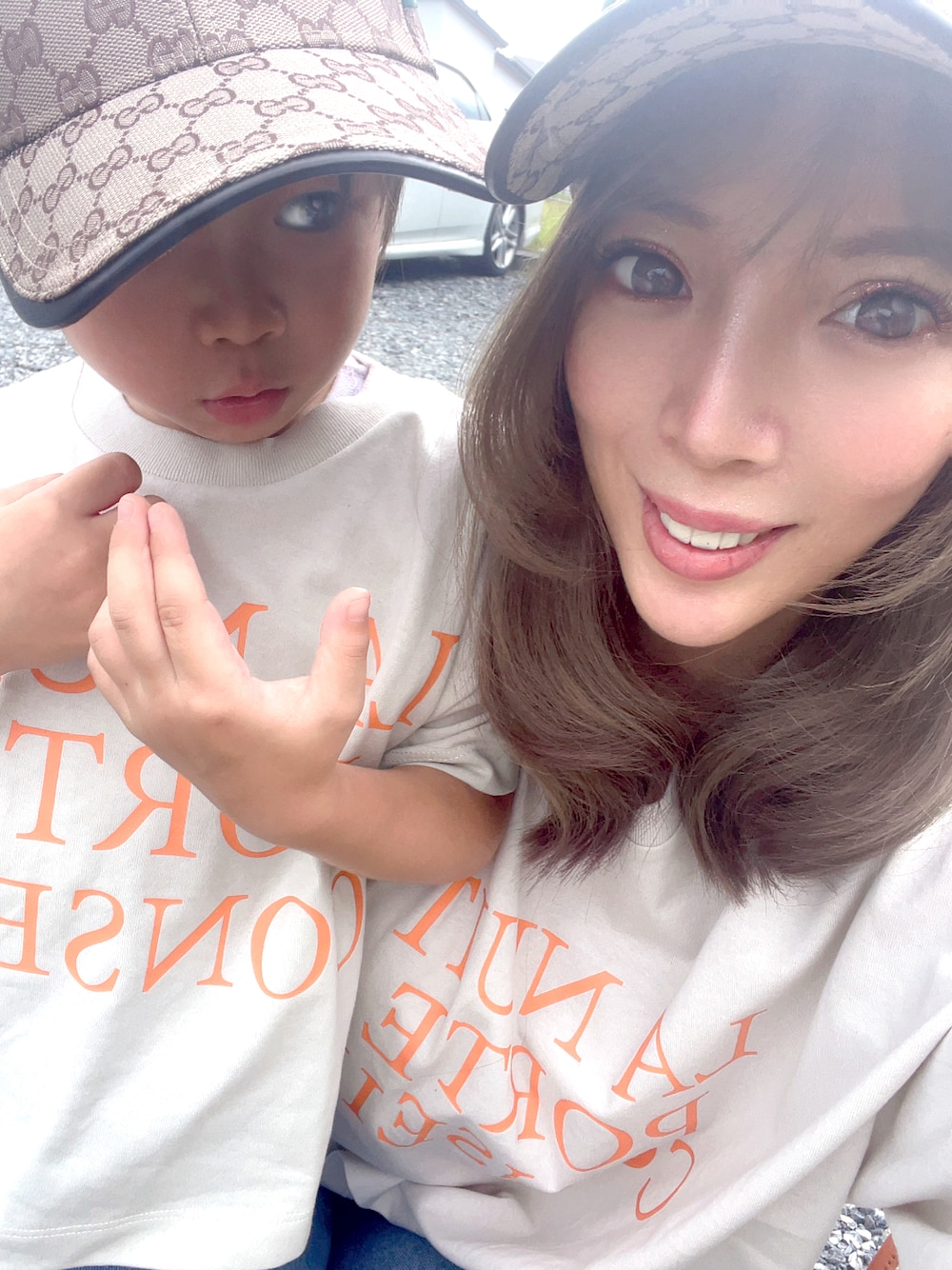 「休日スタイル、LOWRYS FARM、LOWRYS FARM親子コーデ、ママコーデ、キッズコーデ、親子コーデ、モノトーン、親子でおそろい、夏だ！Tシャツ着よう！、おしゃれさんと繋がりたい」｜「LOWRYS FARMのショートロゴＴシャツ　280046（Tシャツ/カットソー、ホワイト系）」を使った、hirumamaさん（キッズ・110cm）の夏コーディネートの1枚目の写真