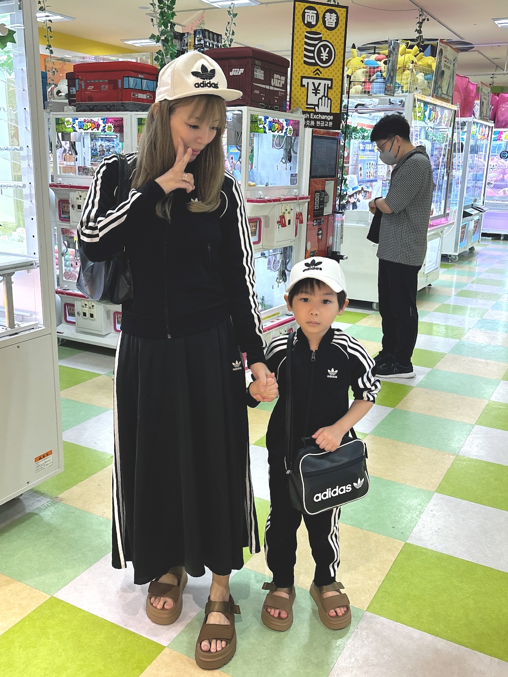 「親子コーデ、親子でおそろい、adidas originals、adidas originals親子コーデ、キッズコーデ、キッズファッション、ママコーデ、ママファッション、ママ＆息子、おしゃれさんと繋がりたい、UGG」｜「adidas Originalsのadidas Originals/アディダス オリジナルス SST TRACK TOP/スリーストライプス トラック トップ（スウェット、ブラック系）」を使った、hirumamaさん（キッズ・110cm）の春コーディネートの1枚目の写真